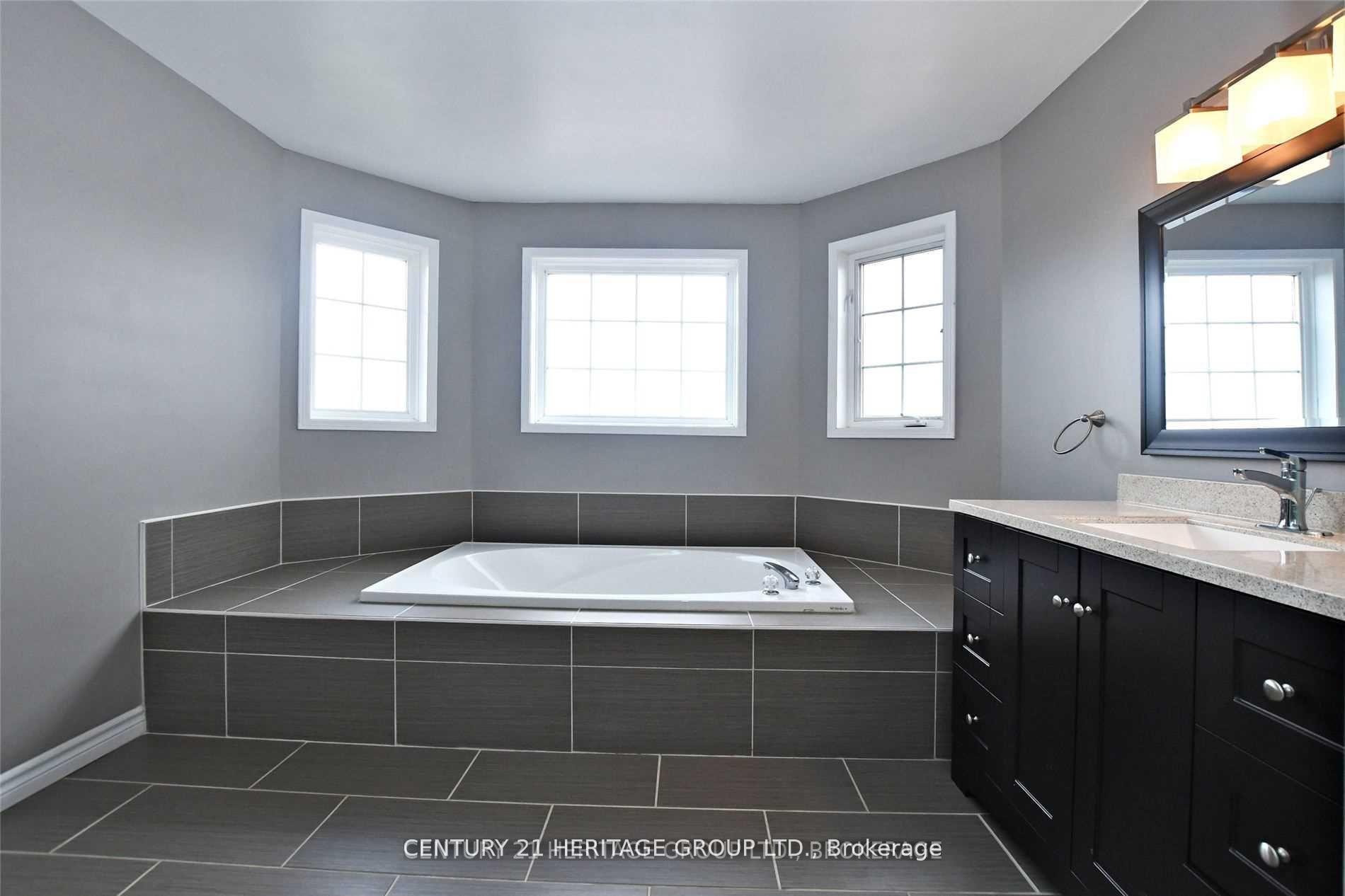 Photo 15 of 482 Ferndale Drive N, Barrie, Northwest — HOMEH
