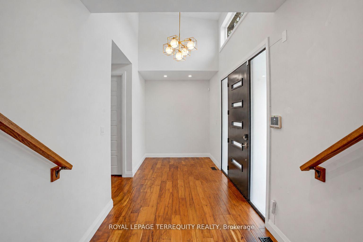 Photo 3 of 716 North Shore Boulevard E, Burlington, LaSalle — HOMEH
