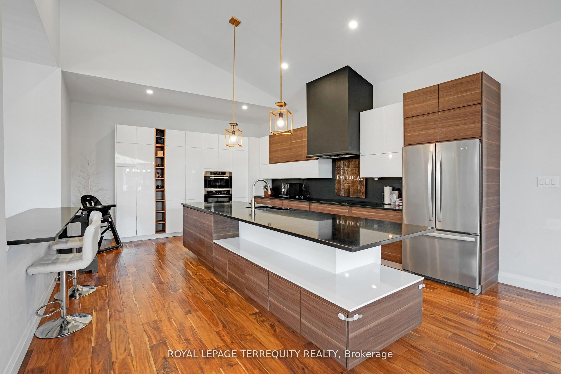 Photo 4 of 716 North Shore Boulevard E, Burlington, LaSalle — HOMEH