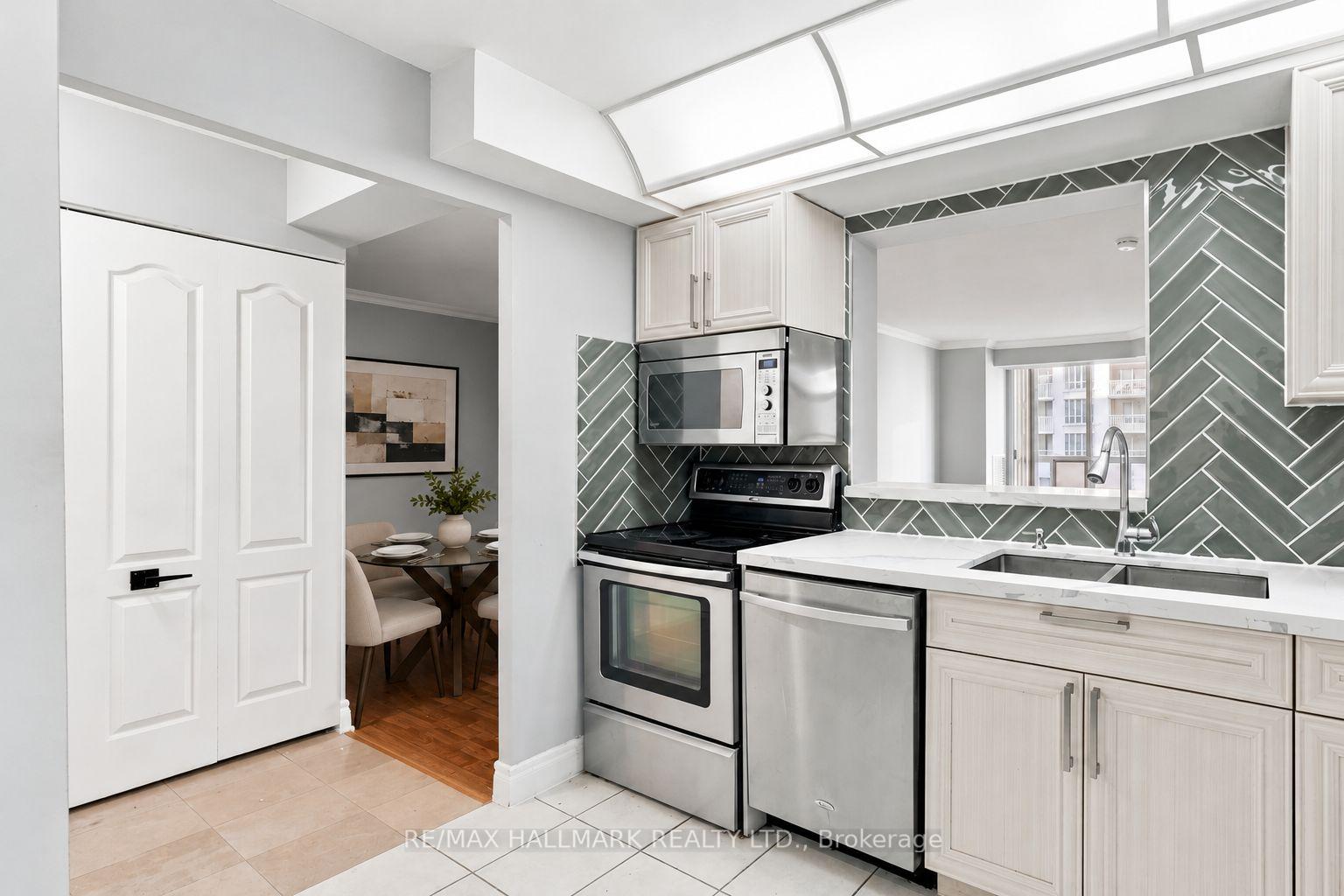 Photo 5 of Unit 617, 5418 Yonge Street, North York, Willowdale West — HOMEH