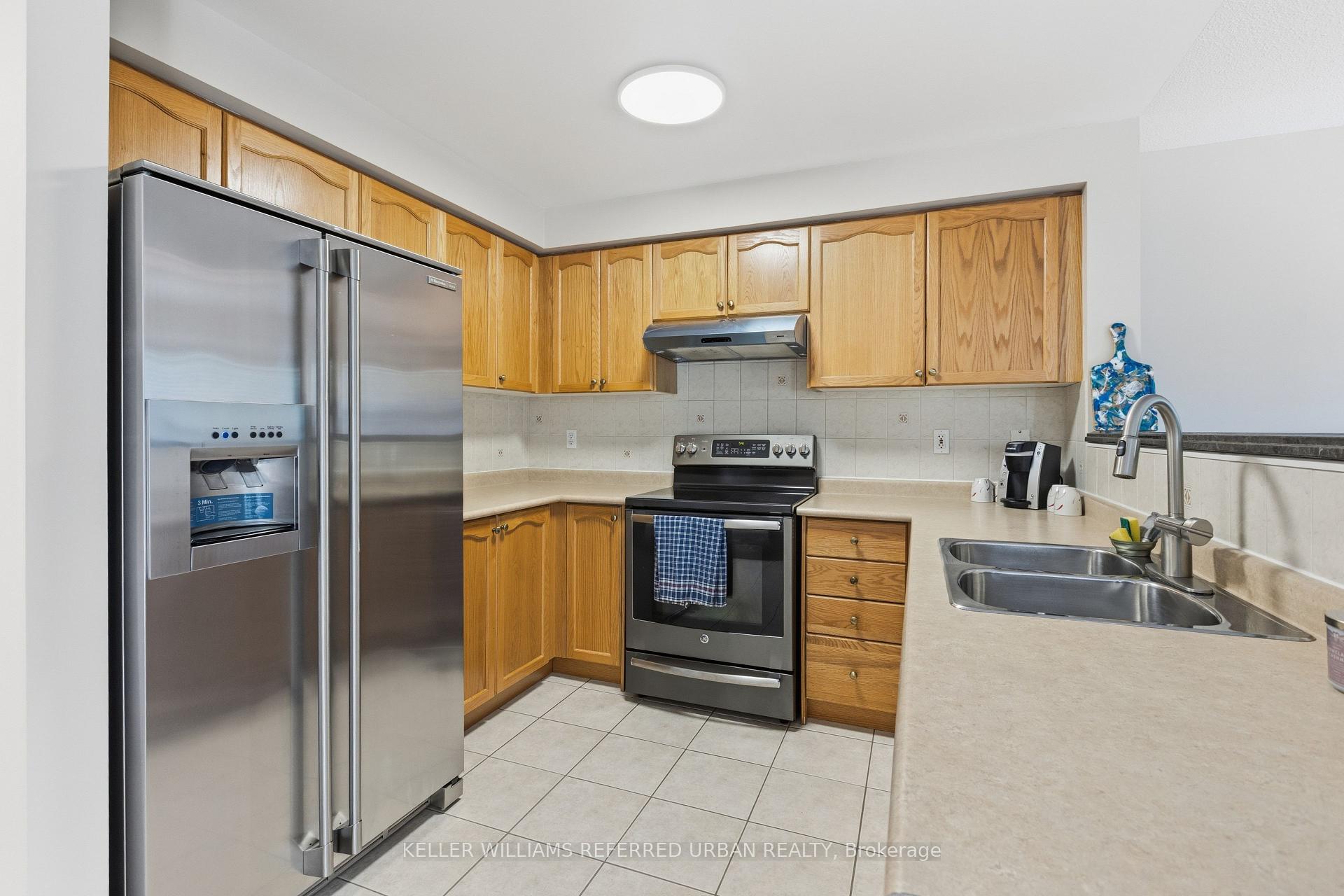 Photo 8 of 129 Dolce Crescent, Vaughan, Vellore Village — HOMEH