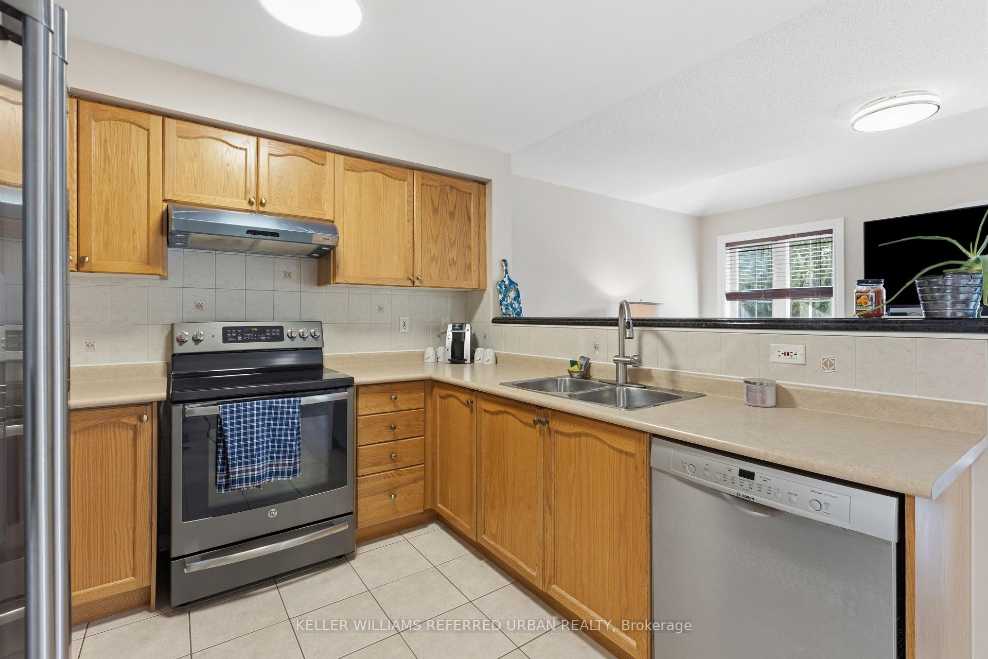 Photo 9 of 129 Dolce Crescent, Vaughan, Vellore Village — HOMEH
