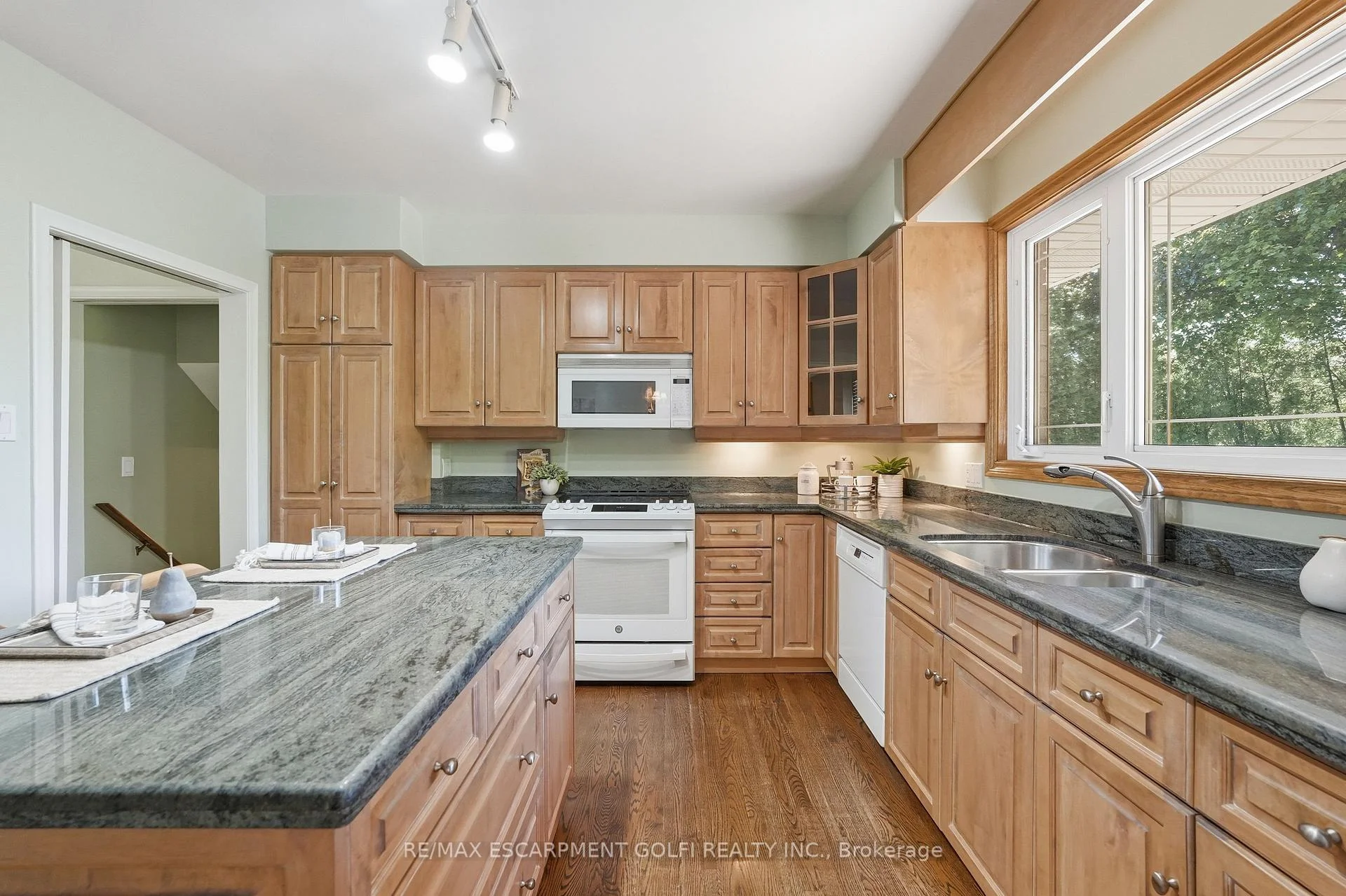 Photo 22 of 7 Braemar Place, Hamilton, Mohawk — HOMEH