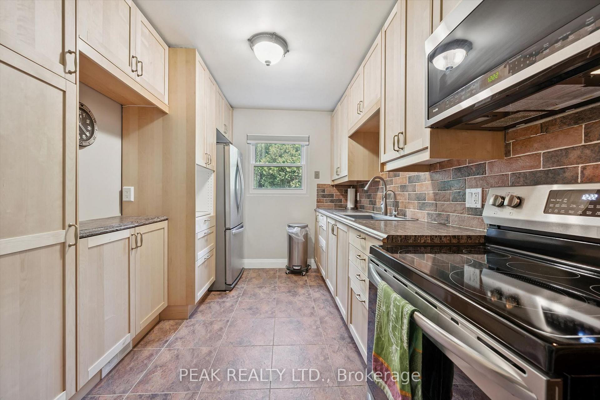 Photo 20 of 657B Albert Street, Waterloo, Lakeshore Village — HOMEH