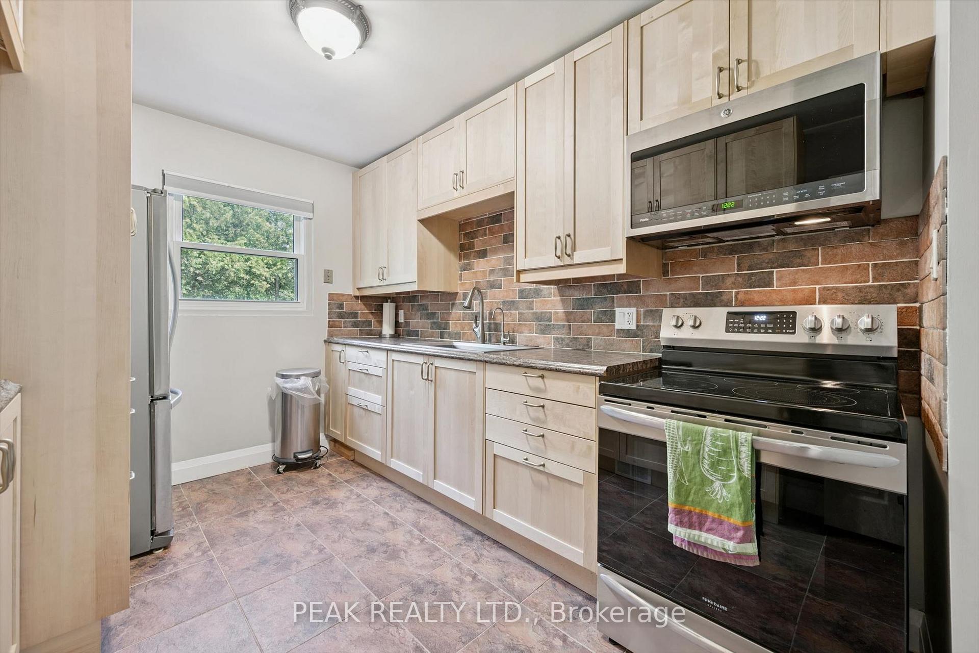 Photo 21 of 657B Albert Street, Waterloo, Lakeshore Village — HOMEH