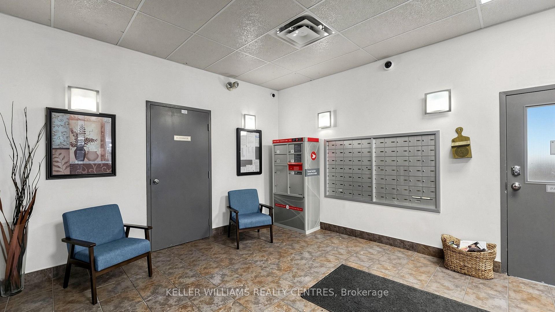Photo 6 of Unit 417, 160 Wellington Street E, Aurora, Aurora Village — HOMEH