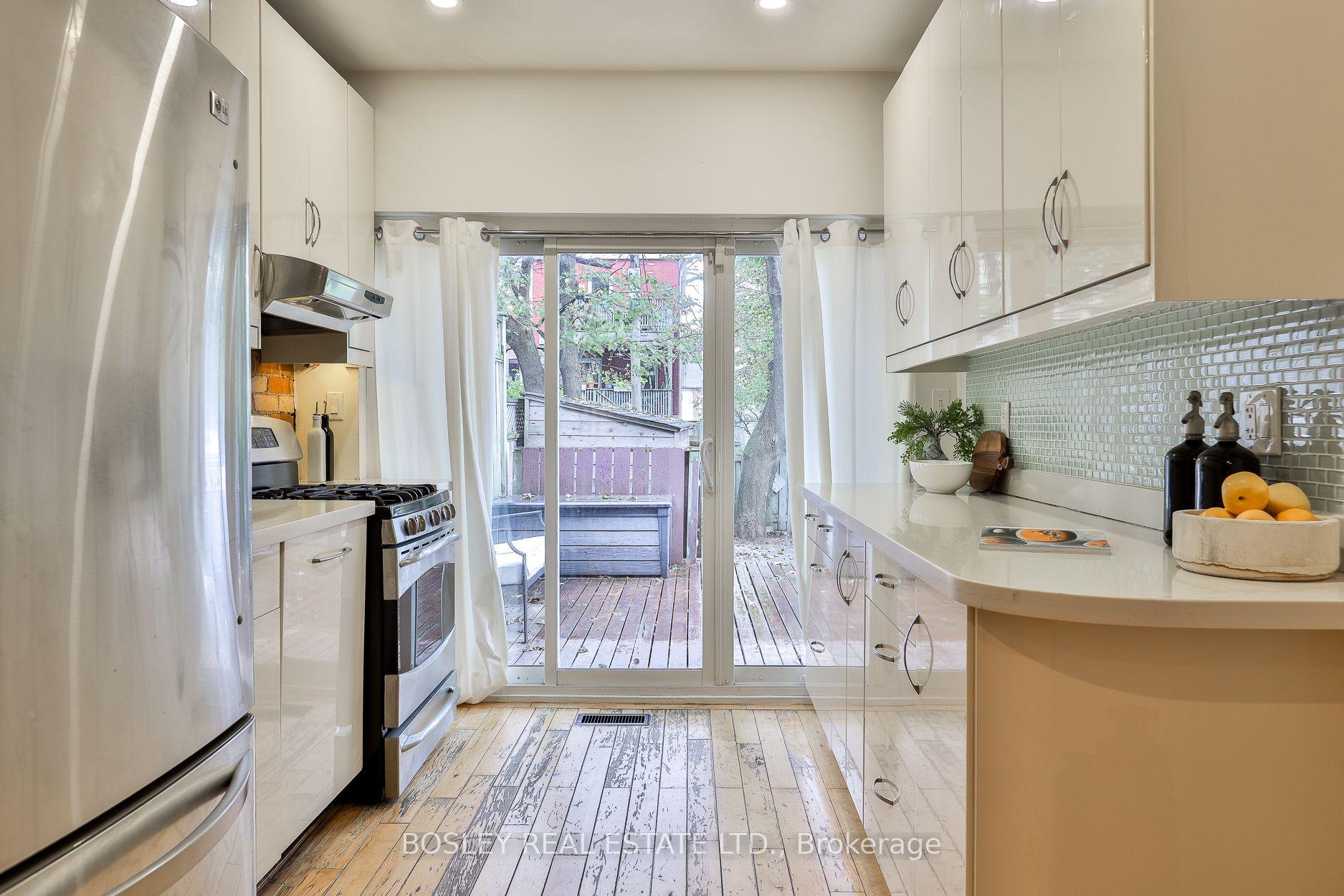 Photo 12 of 32 Mountalan Avenue, Toronto, Greenwood-Coxwell — HOMEH