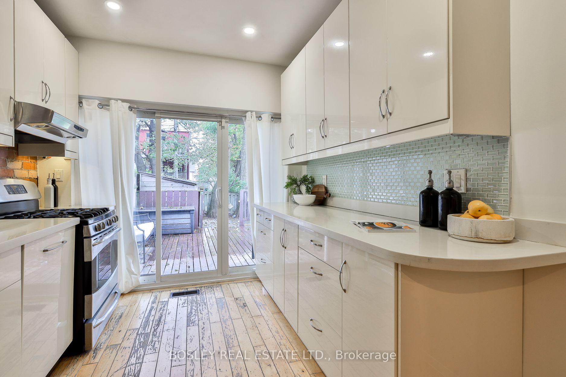 Photo 16 of 32 Mountalan Avenue, Toronto, Greenwood-Coxwell — HOMEH
