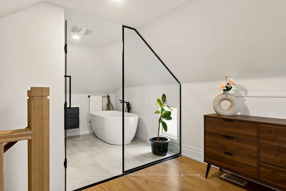 Photo 29 of 136 Weir Street N, Hamilton, Homeside — HOMEH