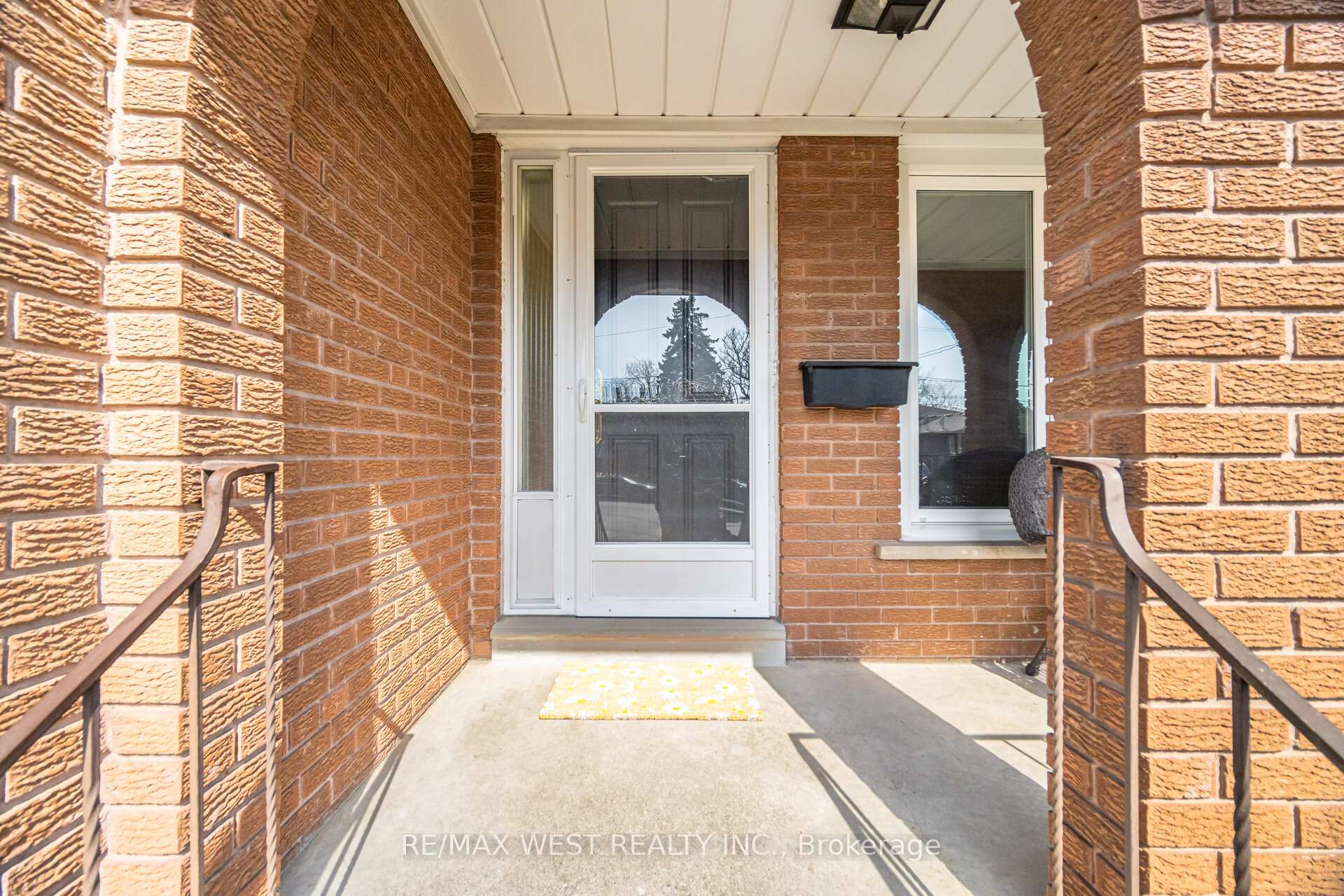 Photo 2 of 6 Disan Court, Etobicoke, Thistletown-Beaumonde Heights — HOMEH