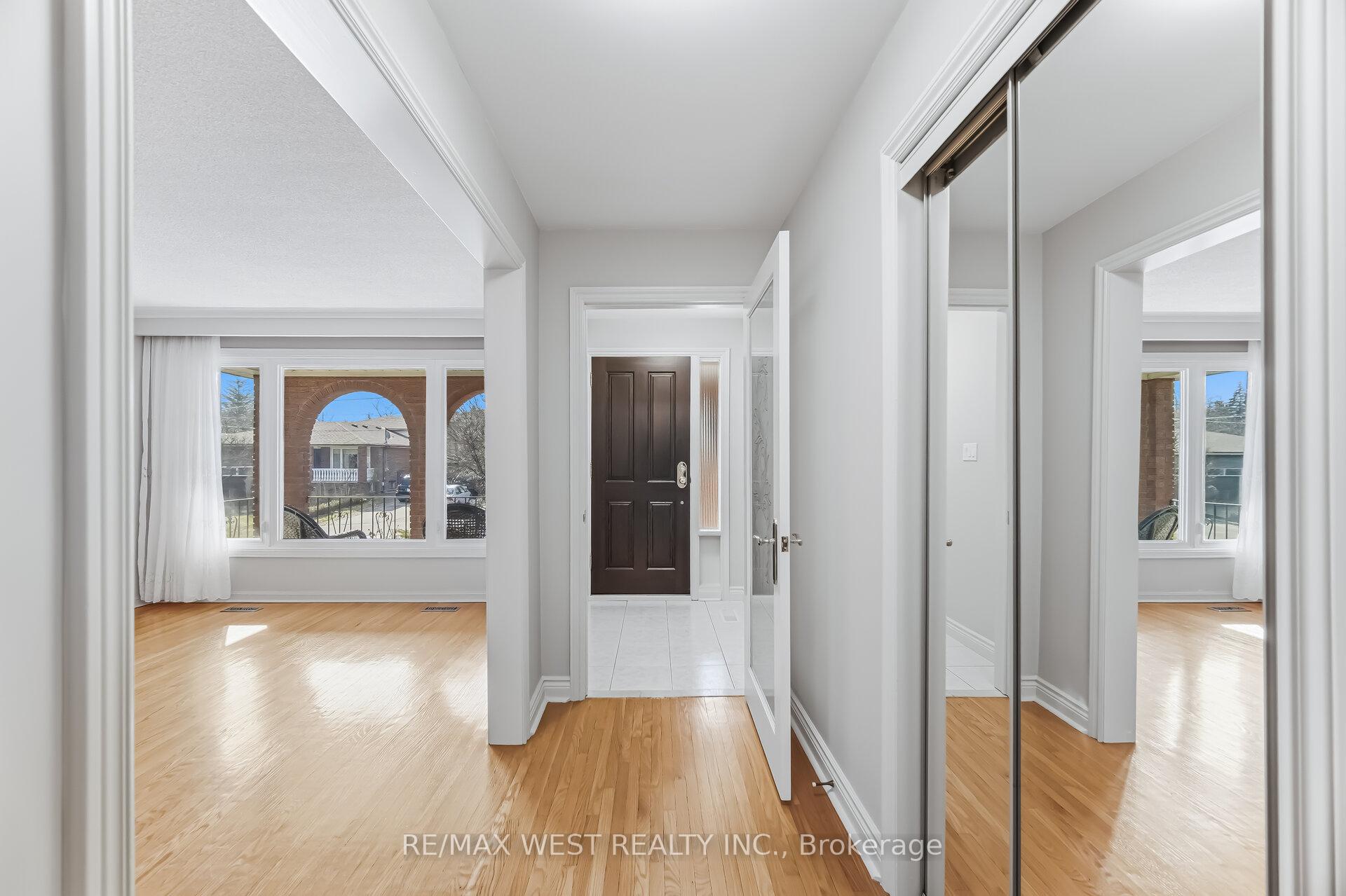 Photo 3 of 6 Disan Court, Etobicoke, Thistletown-Beaumonde Heights — HOMEH