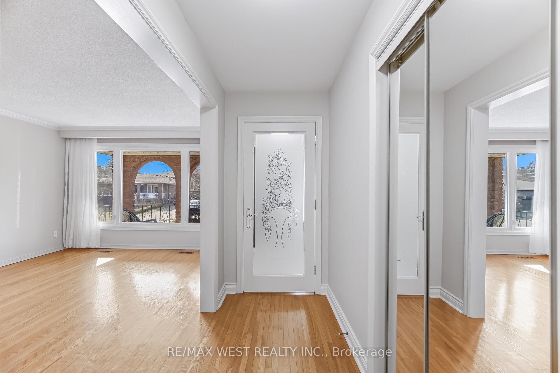 Photo 4 of 6 Disan Court, Etobicoke, Thistletown-Beaumonde Heights — HOMEH