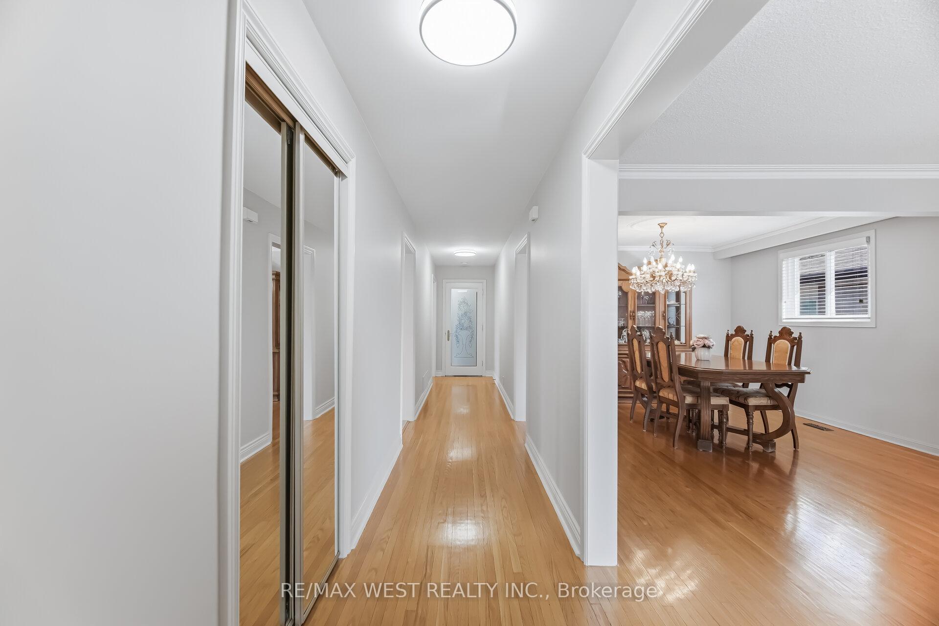Photo 5 of 6 Disan Court, Etobicoke, Thistletown-Beaumonde Heights — HOMEH