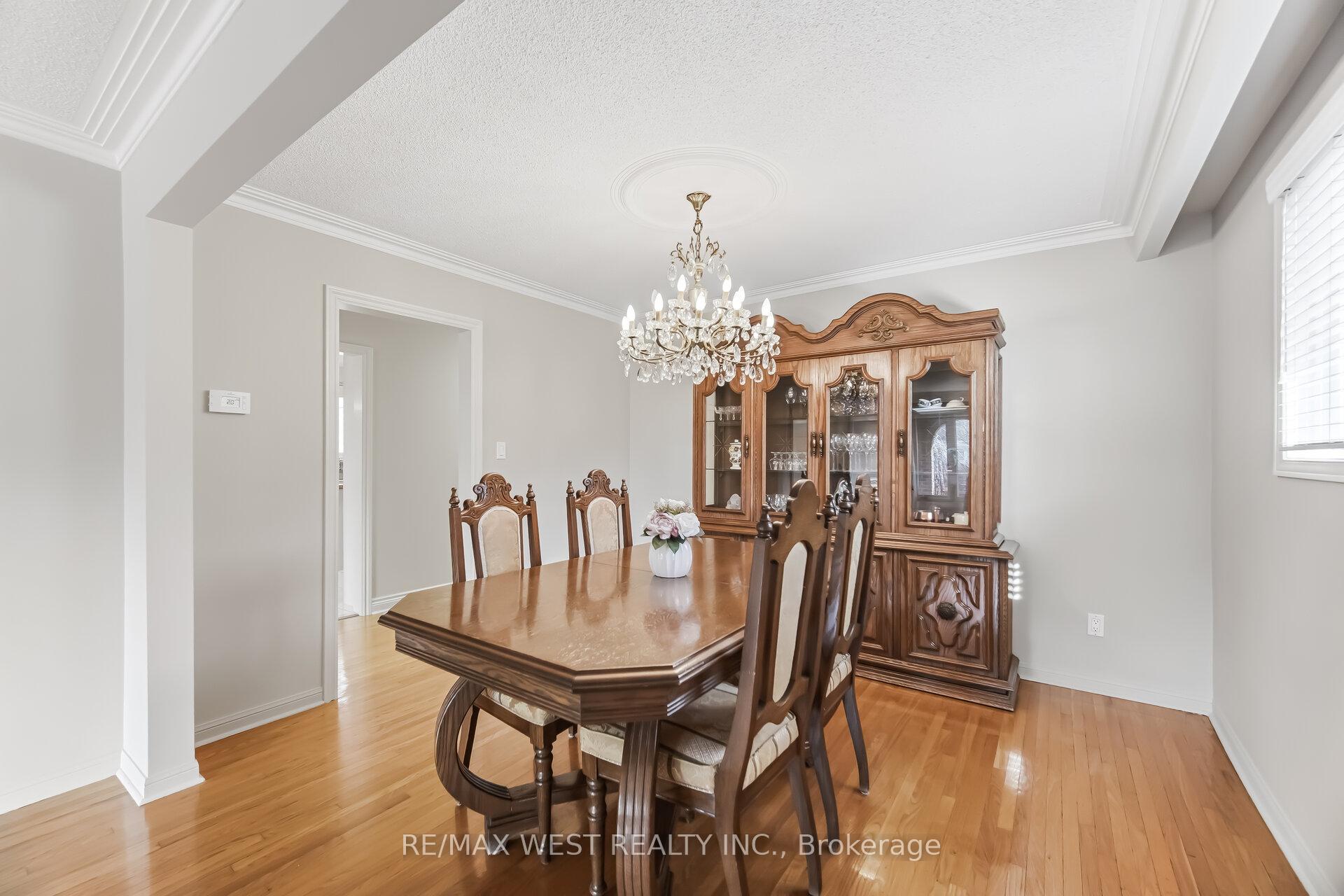 Photo 8 of 6 Disan Court, Etobicoke, Thistletown-Beaumonde Heights — HOMEH