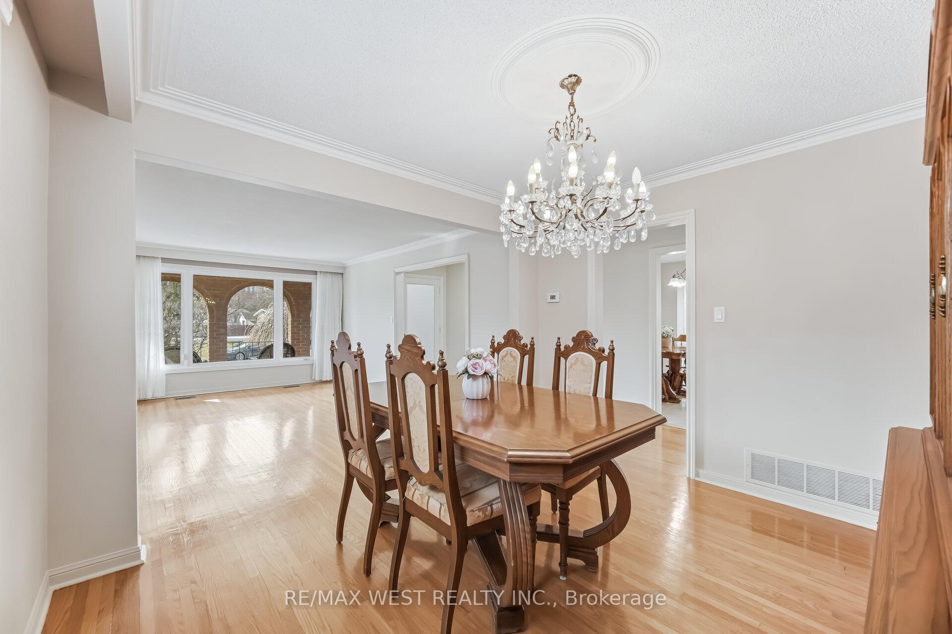 Photo 9 of 6 Disan Court, Etobicoke, Thistletown-Beaumonde Heights — HOMEH