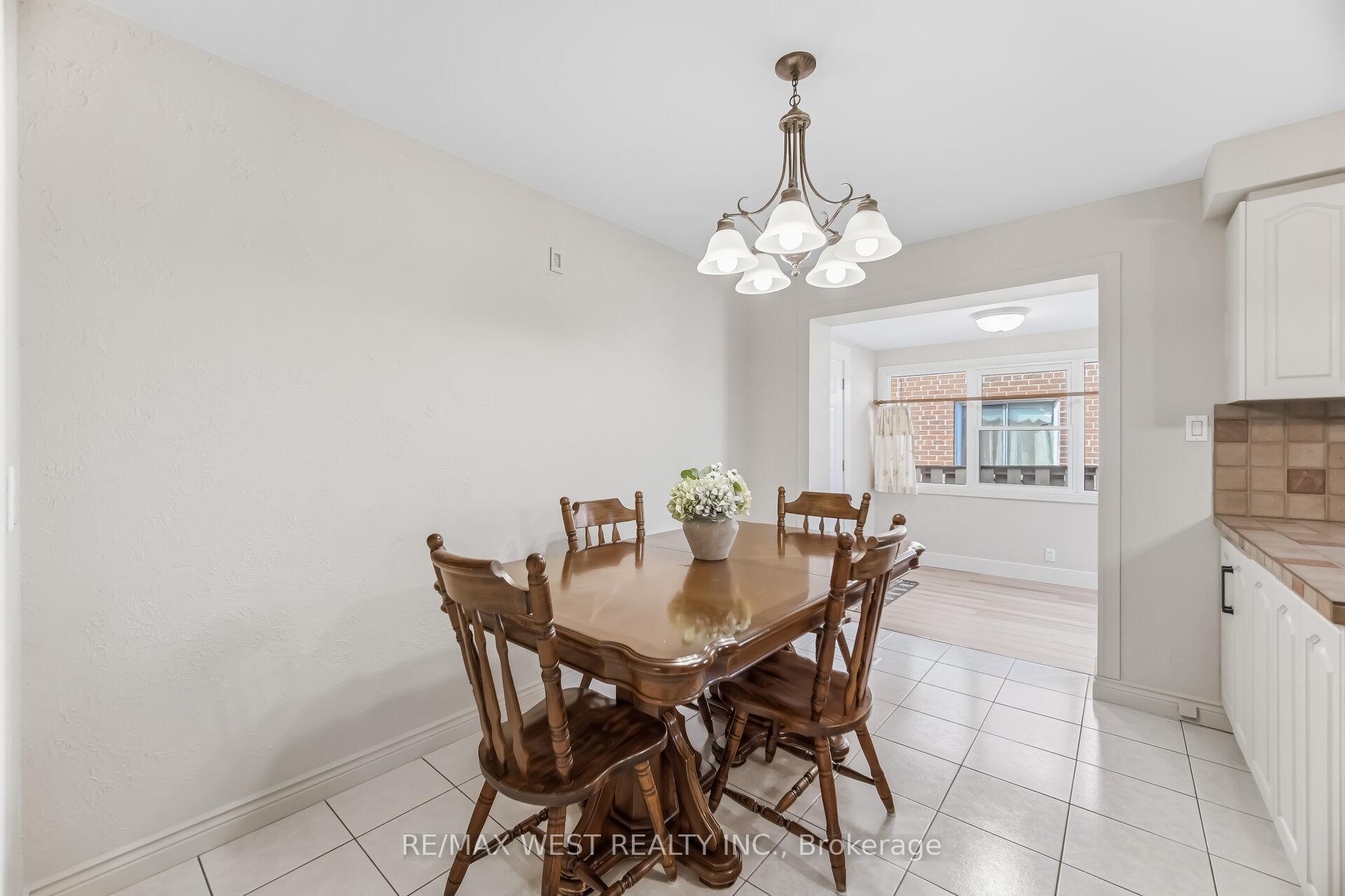 Photo 10 of 6 Disan Court, Etobicoke, Thistletown-Beaumonde Heights — HOMEH