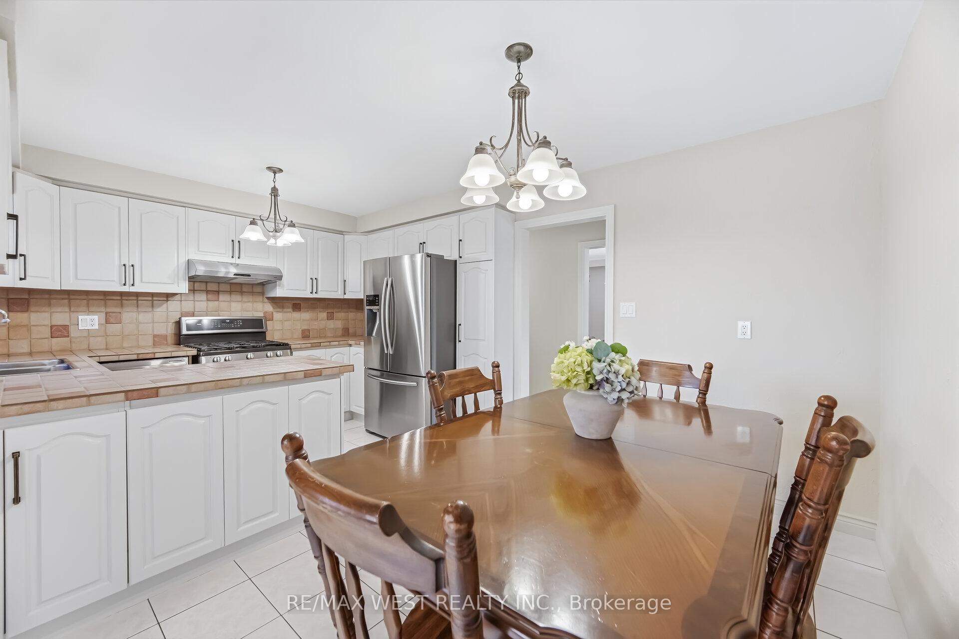 Photo 11 of 6 Disan Court, Etobicoke, Thistletown-Beaumonde Heights — HOMEH