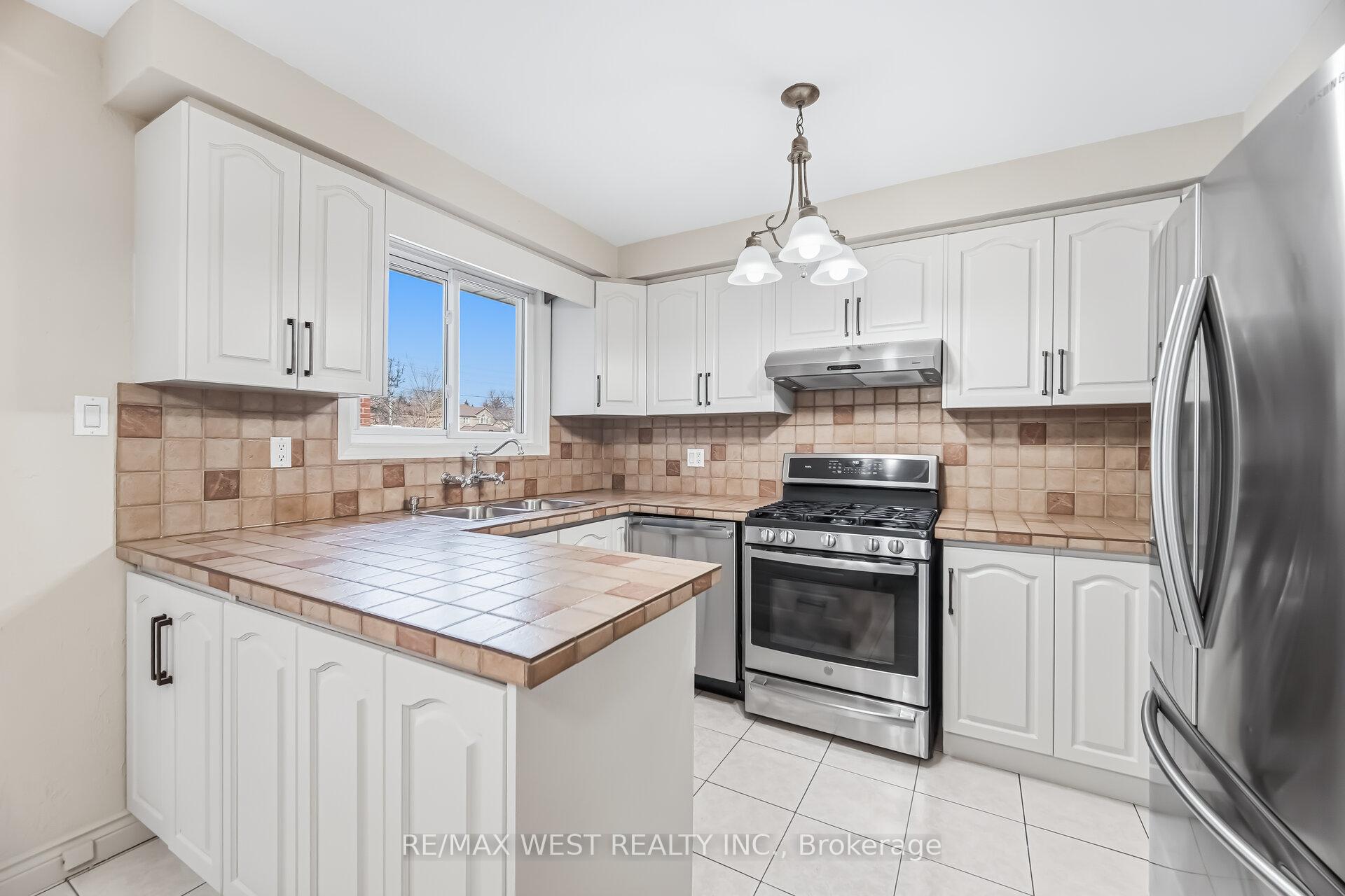 Photo 12 of 6 Disan Court, Etobicoke, Thistletown-Beaumonde Heights — HOMEH