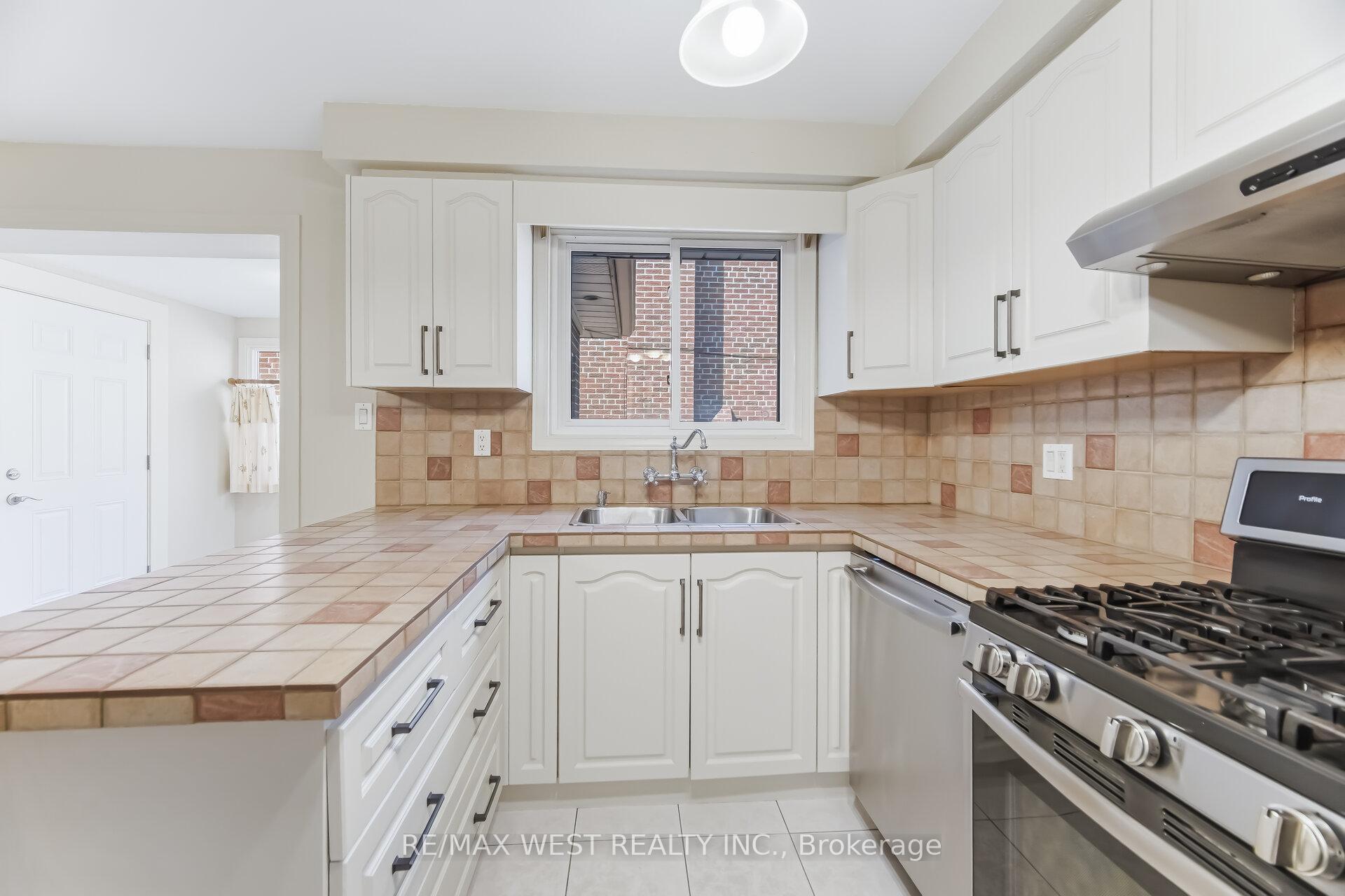 Photo 13 of 6 Disan Court, Etobicoke, Thistletown-Beaumonde Heights — HOMEH
