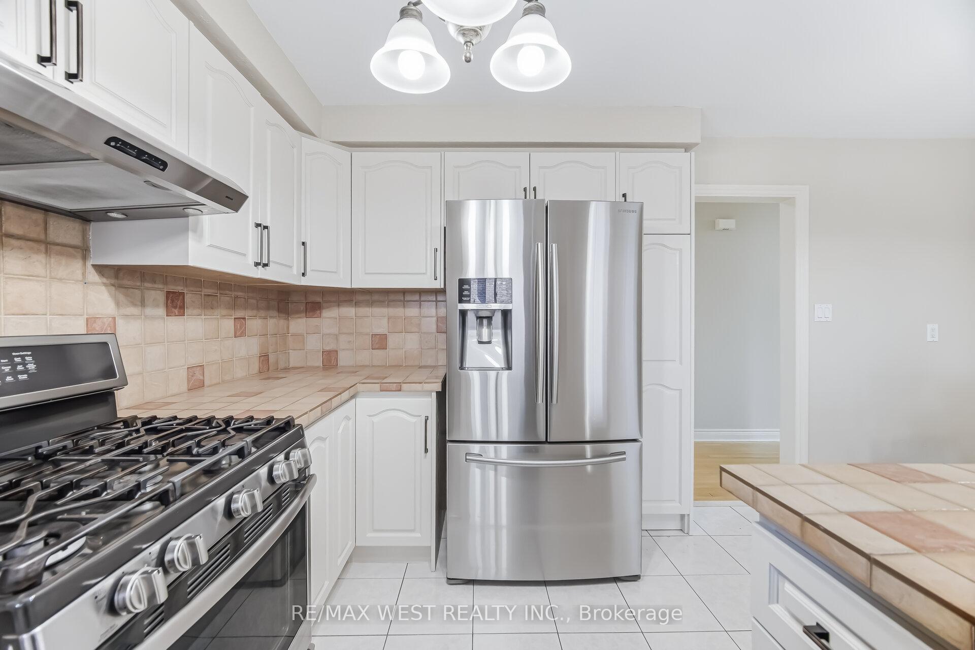 Photo 14 of 6 Disan Court, Etobicoke, Thistletown-Beaumonde Heights — HOMEH