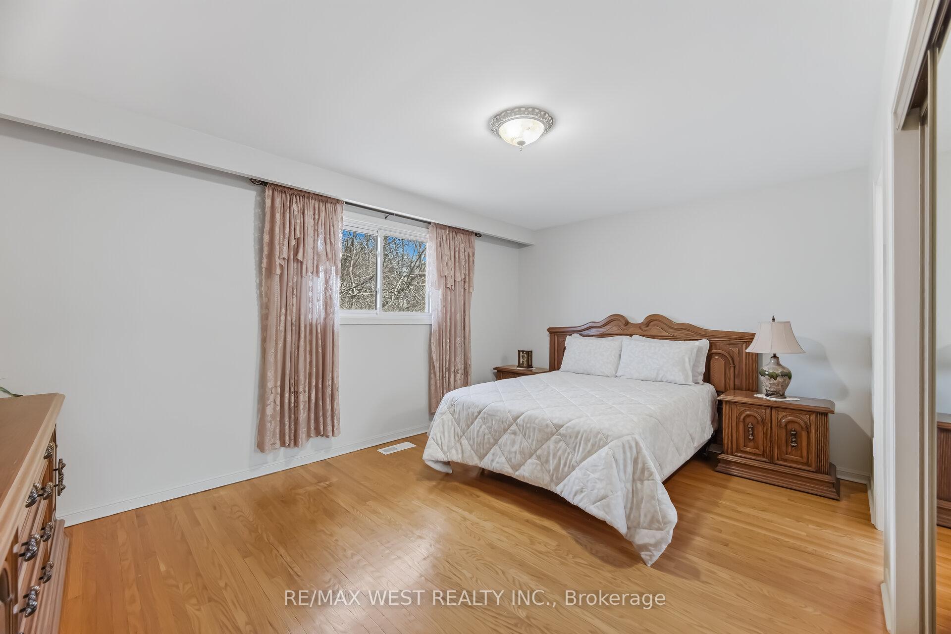Photo 17 of 6 Disan Court, Etobicoke, Thistletown-Beaumonde Heights — HOMEH