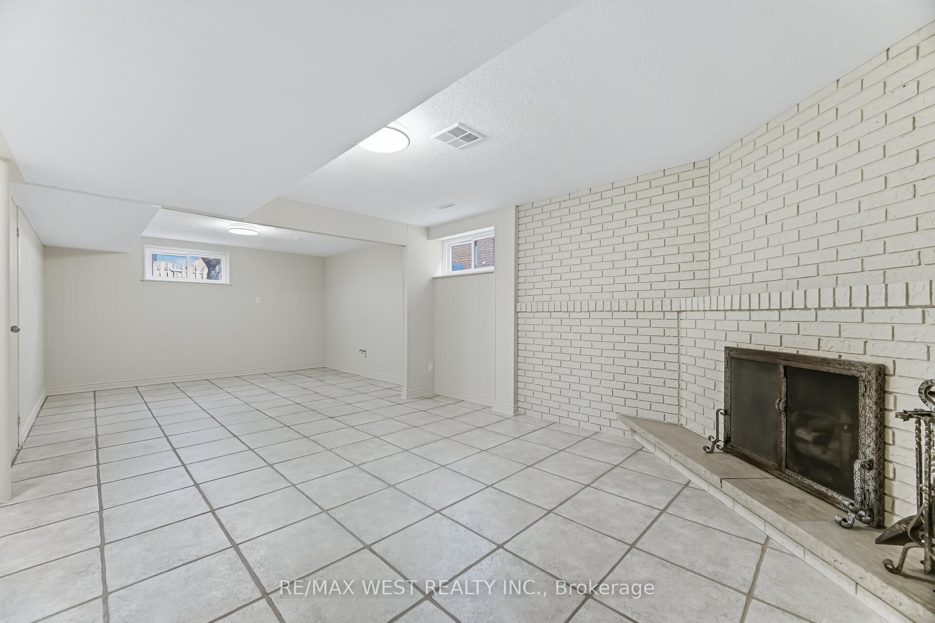Photo 23 of 6 Disan Court, Etobicoke, Thistletown-Beaumonde Heights — HOMEH