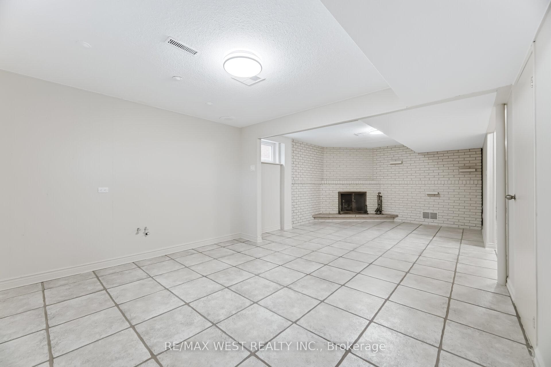 Photo 24 of 6 Disan Court, Etobicoke, Thistletown-Beaumonde Heights — HOMEH