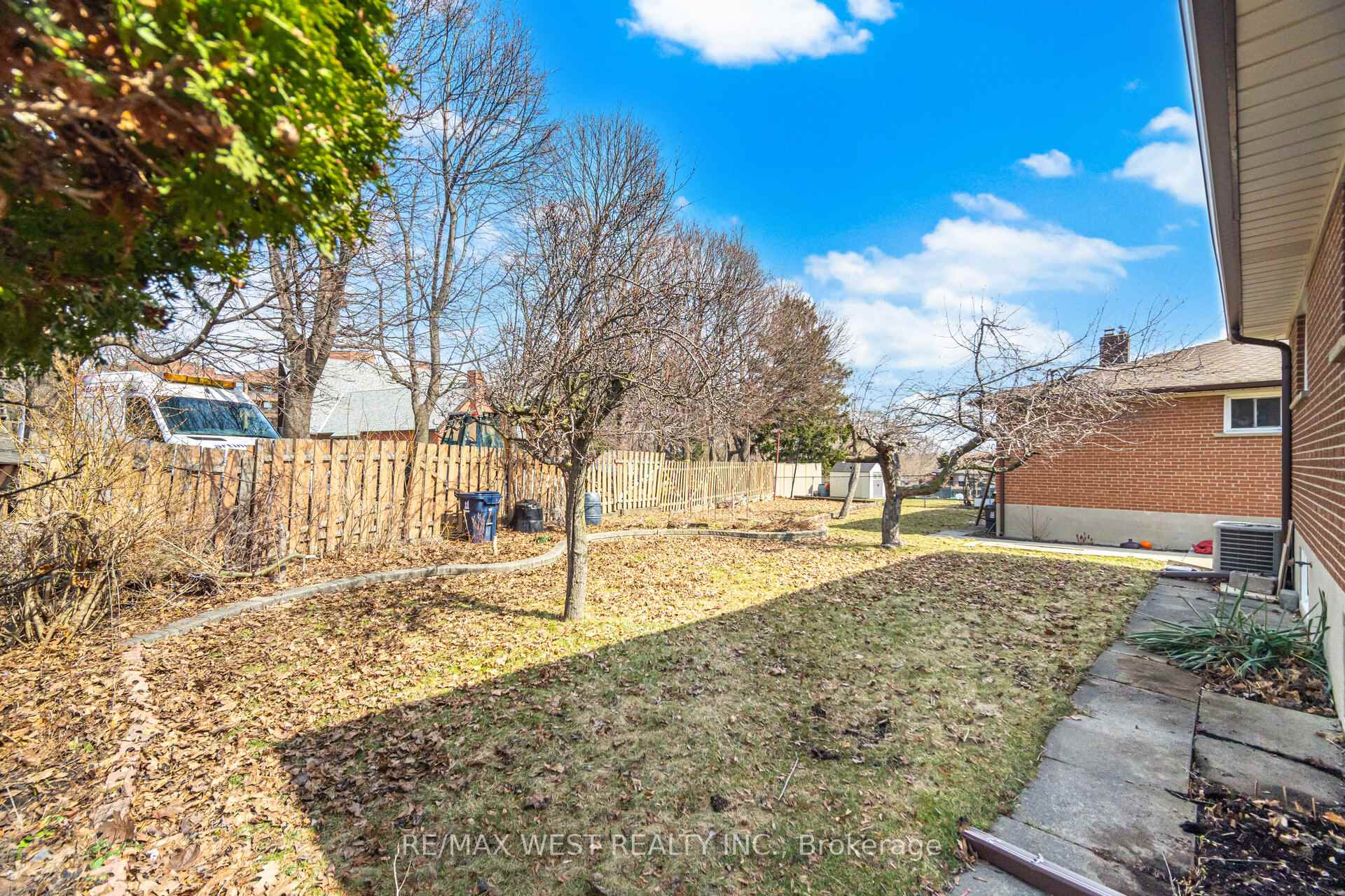 Photo 29 of 6 Disan Court, Etobicoke, Thistletown-Beaumonde Heights — HOMEH