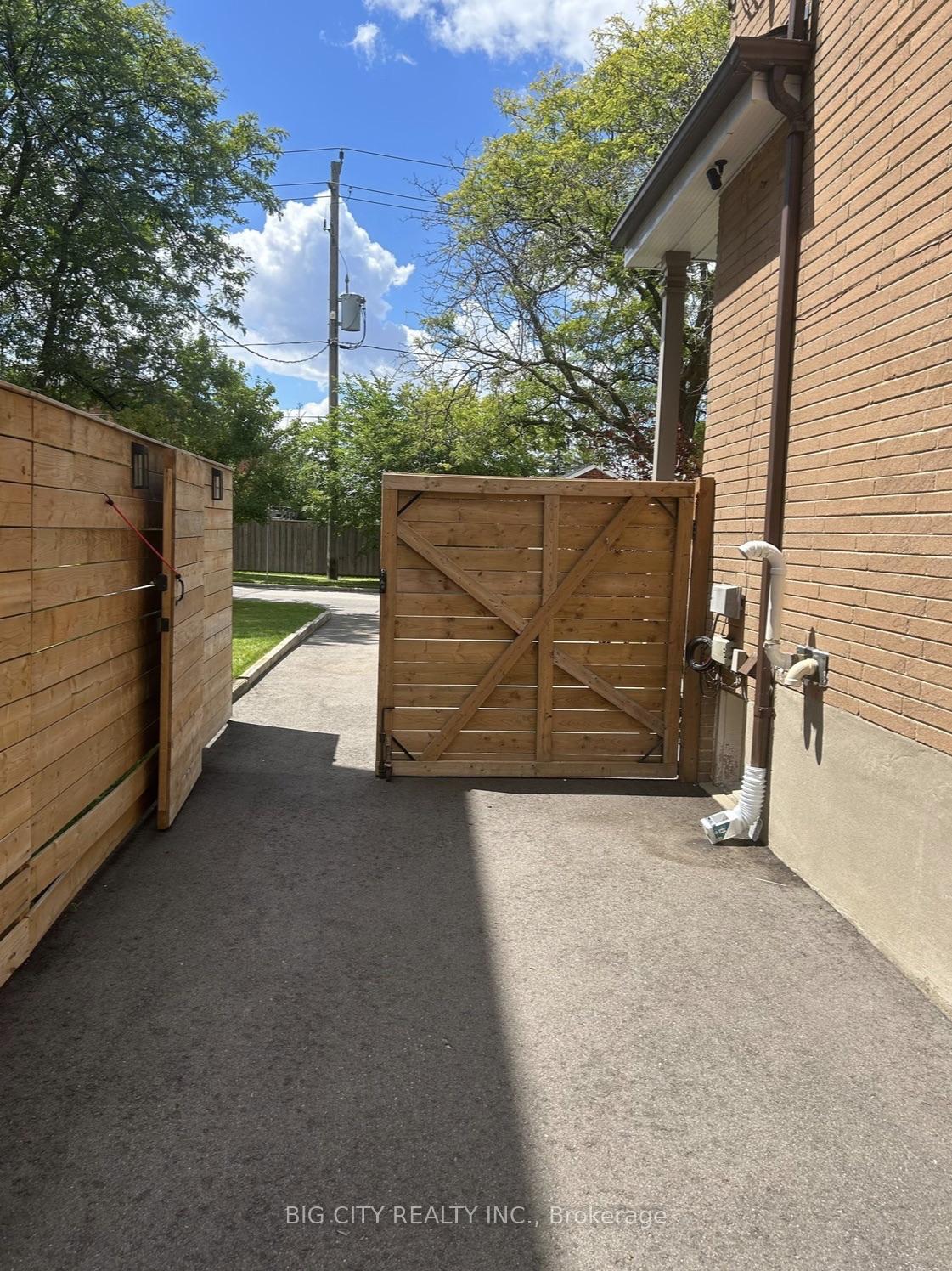 Photo 3 of Unit Lower, 107 Brookhaven Drive, North York, Brookhaven-Amesbury — HOMEH
