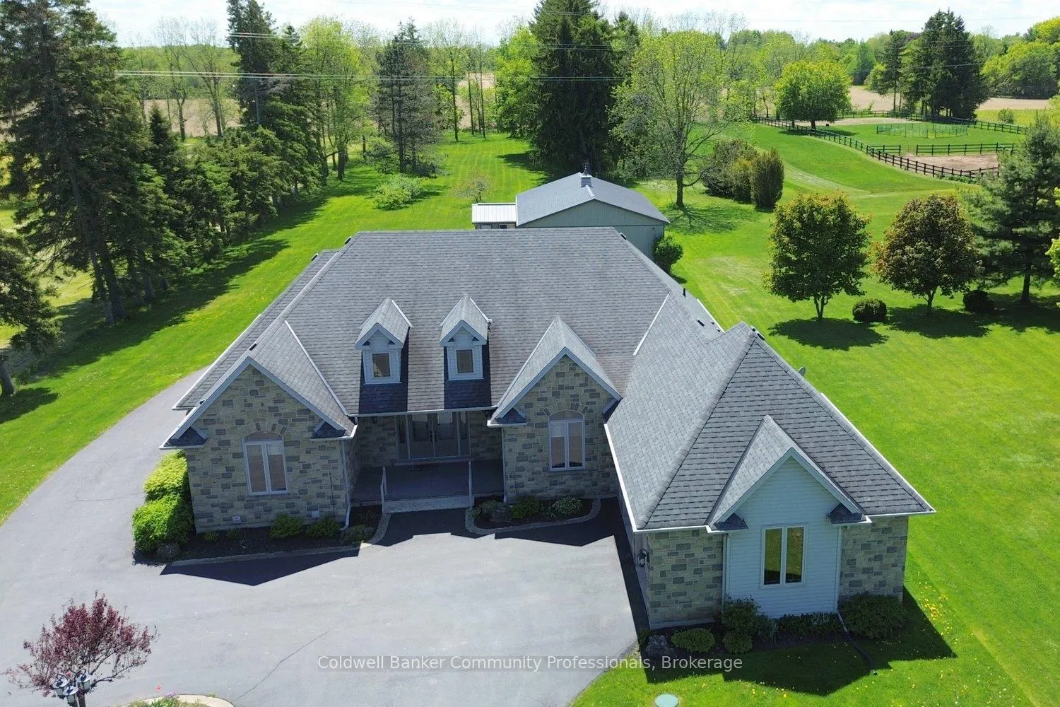 Photo 2 of 747 Centre Road, Hamilton, Rural Flamborough — HOMEH