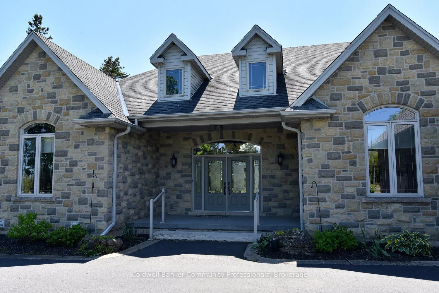 Photo 5 of 747 Centre Road, Hamilton, Rural Flamborough — HOMEH