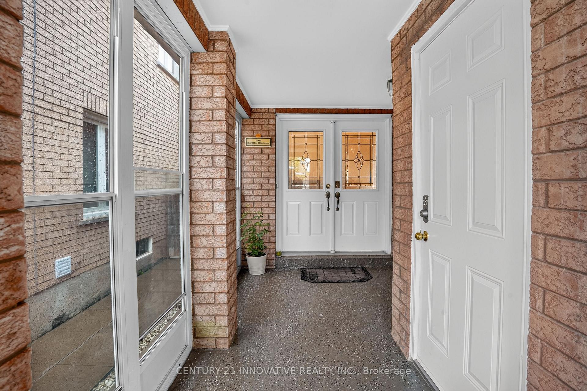 Photo 4 of 160 Sophia Road, Markham, Middlefield — HOMEH