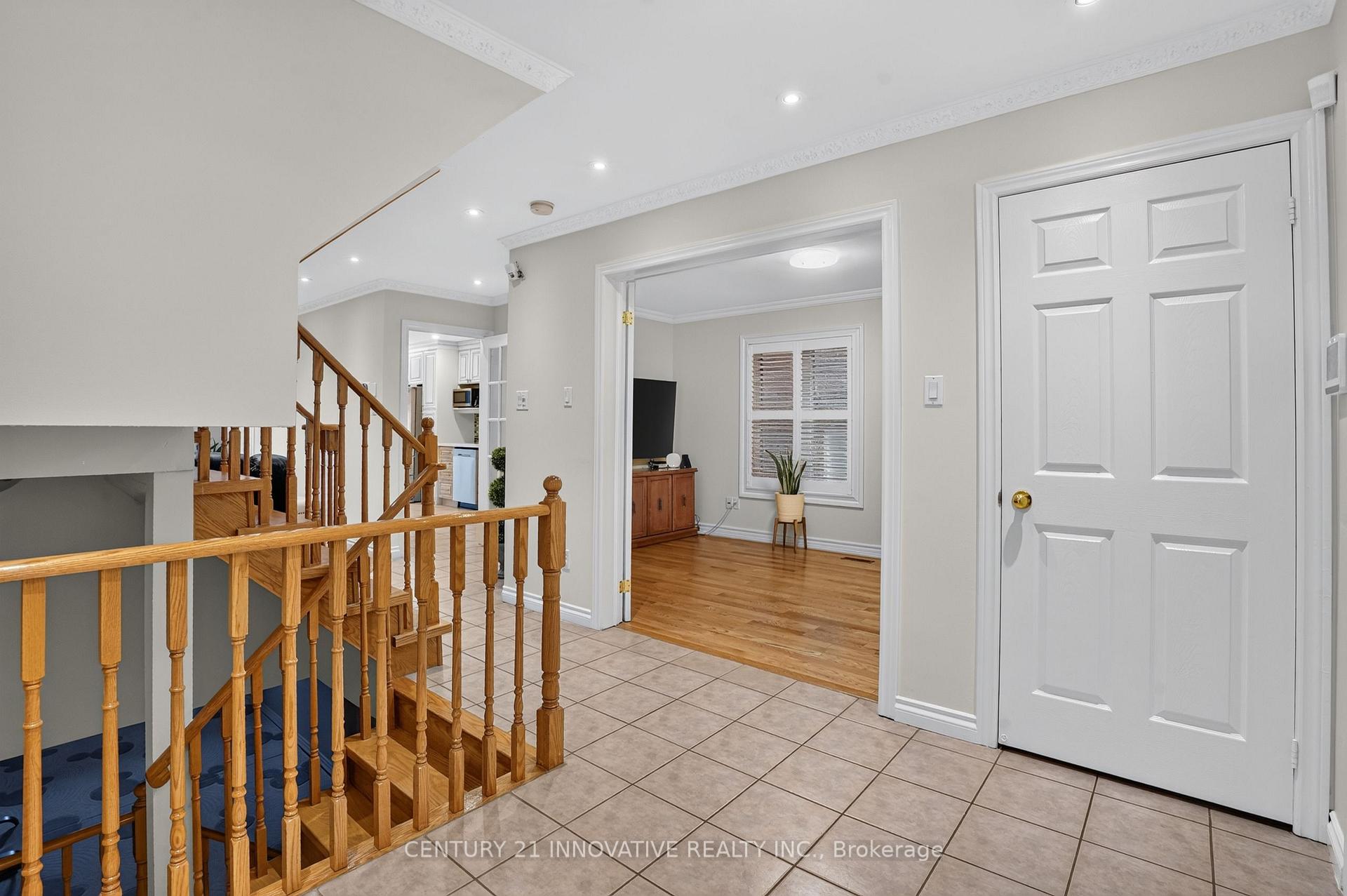 Photo 5 of 160 Sophia Road, Markham, Middlefield — HOMEH