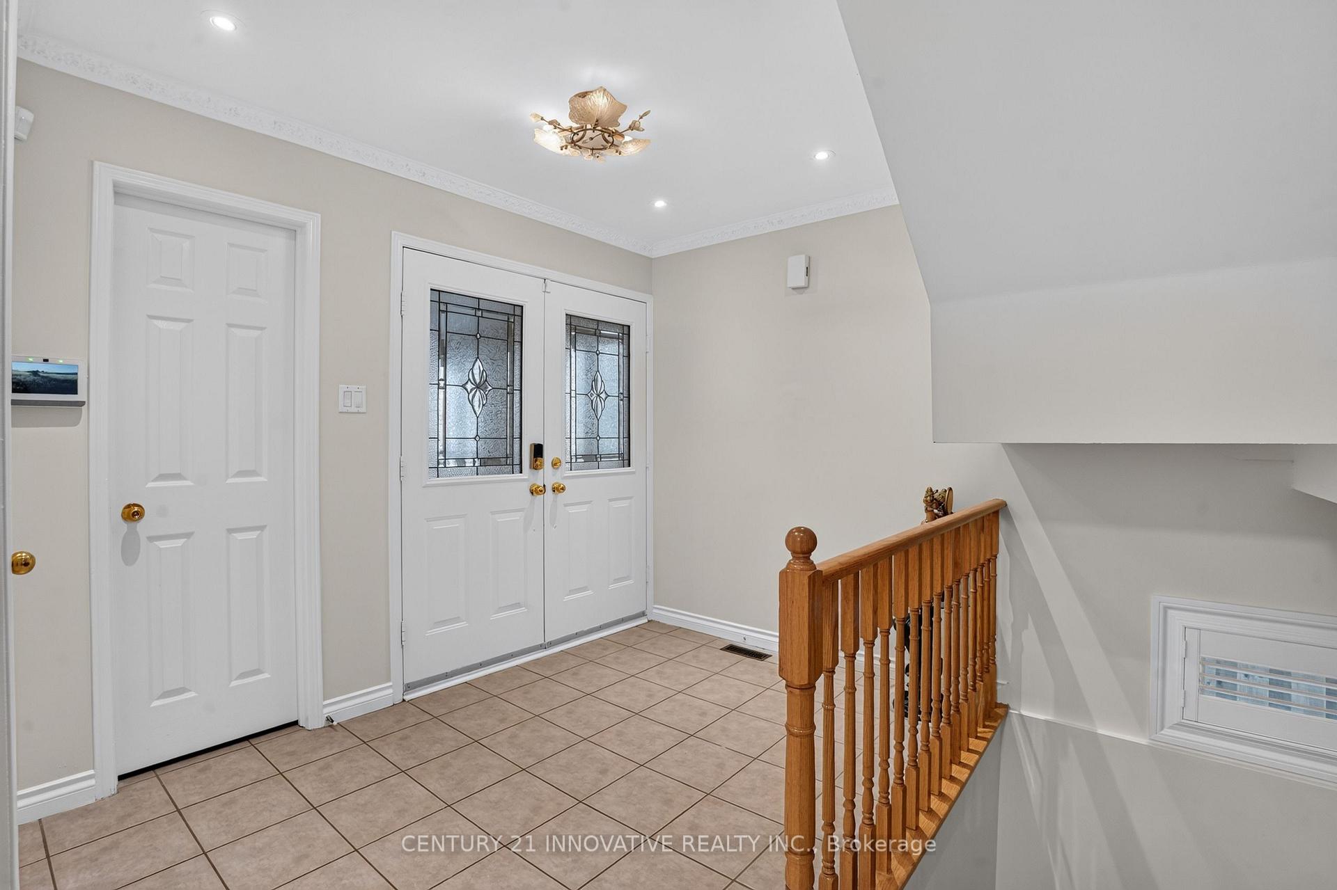Photo 6 of 160 Sophia Road, Markham, Middlefield — HOMEH