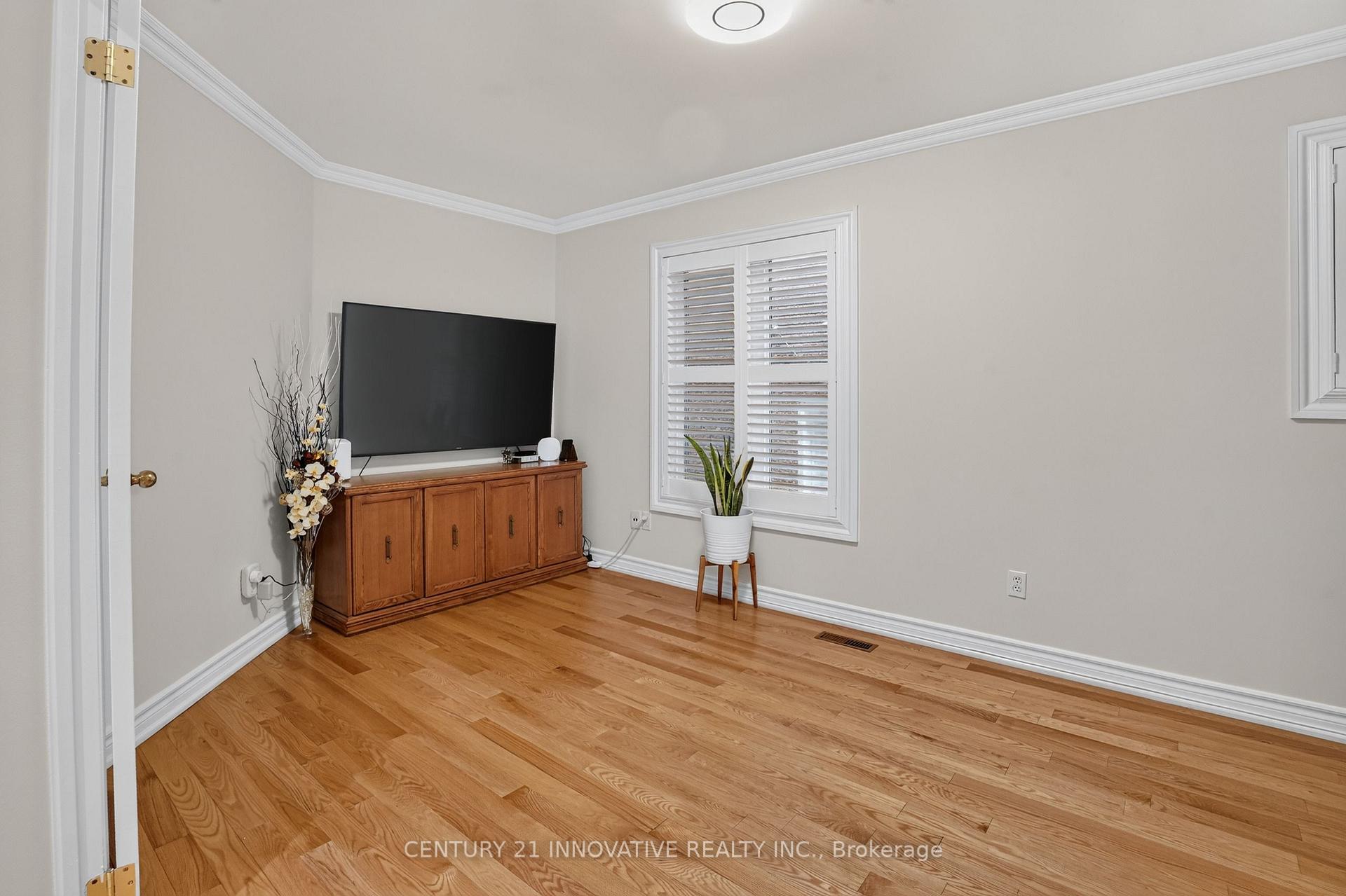 Photo 8 of 160 Sophia Road, Markham, Middlefield — HOMEH