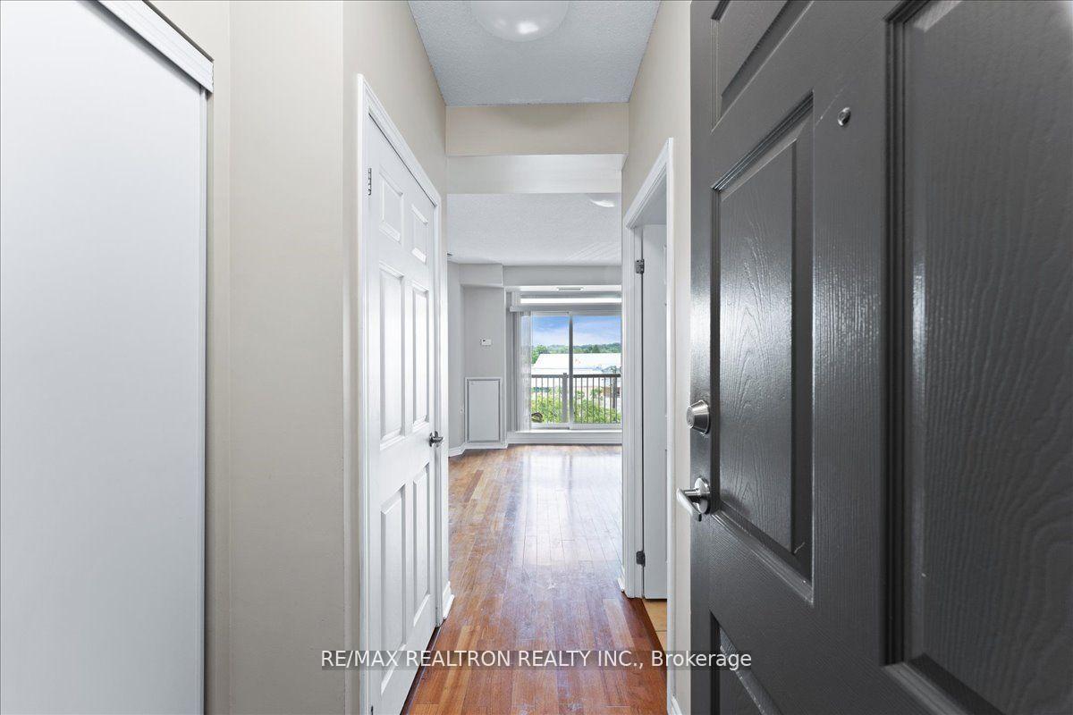 Photo 2 of Unit 304, 15450 Yonge Street, Aurora, Aurora Heights — HOMEH