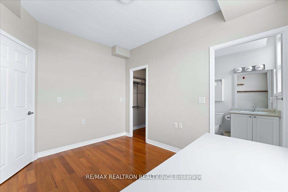 Photo 3 of Unit 304, 15450 Yonge Street, Aurora, Aurora Heights — HOMEH