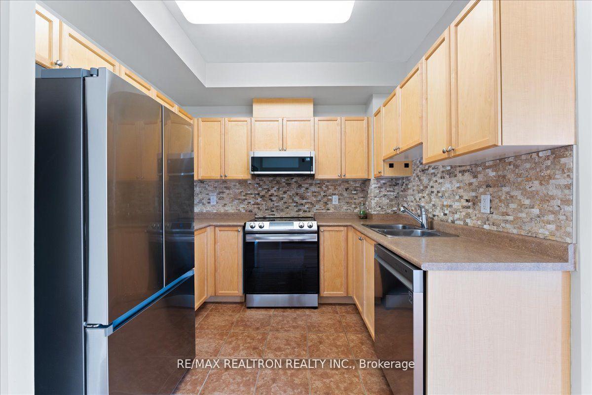 Photo 6 of Unit 304, 15450 Yonge Street, Aurora, Aurora Heights — HOMEH
