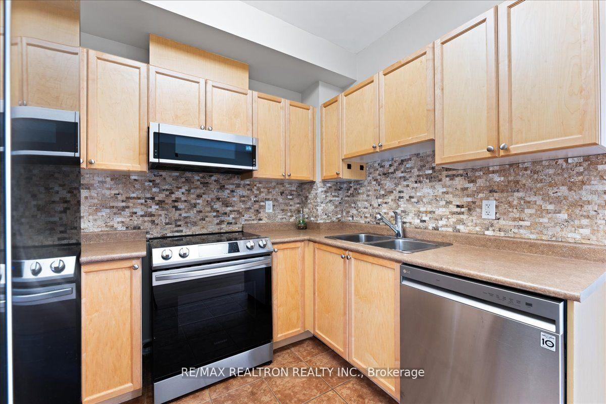 Photo 13 of Unit 304, 15450 Yonge Street, Aurora, Aurora Heights — HOMEH