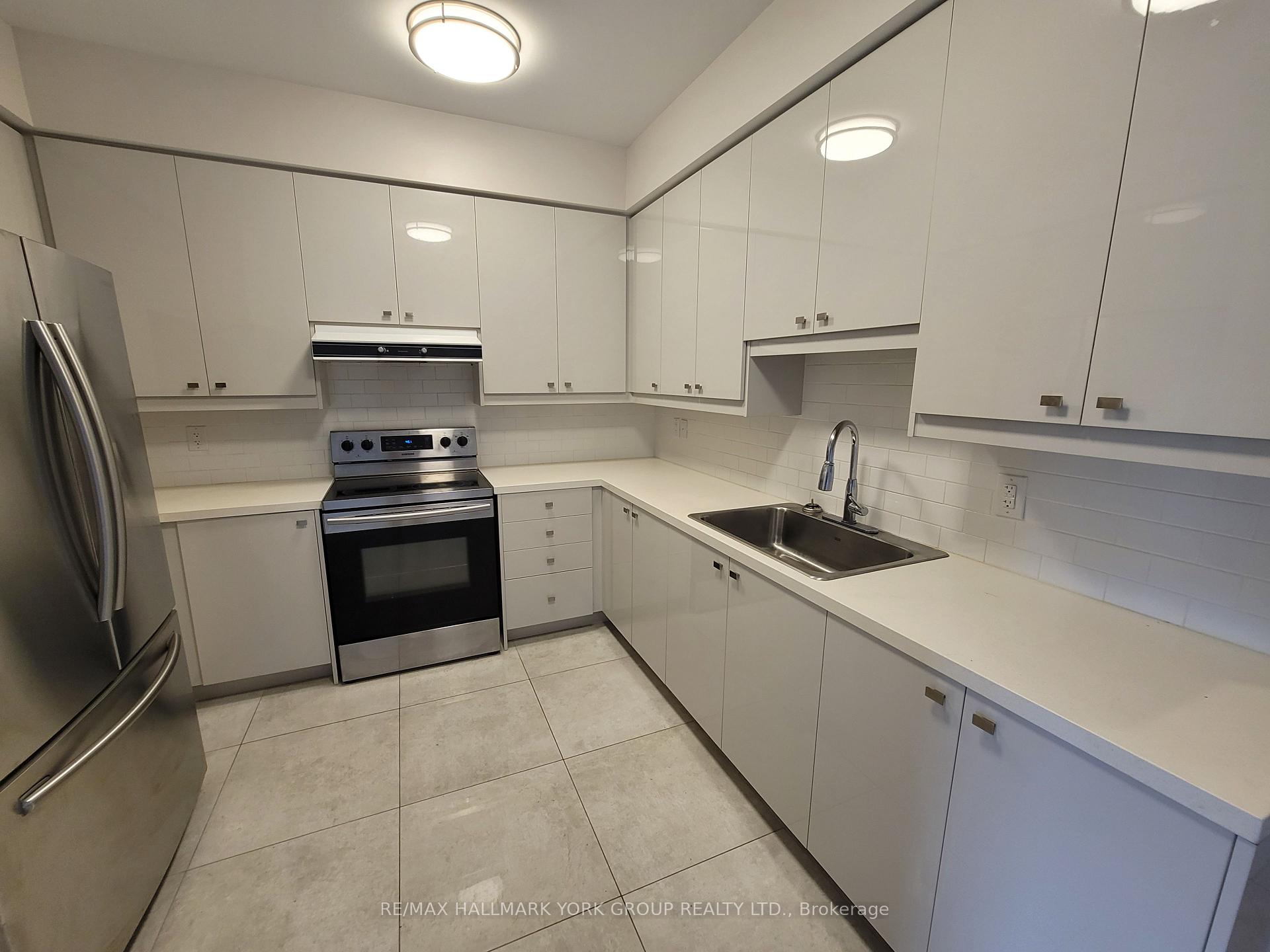 Photo 4 of Unit 308, 32 Wellington Street E, Aurora, Aurora Village — HOMEH