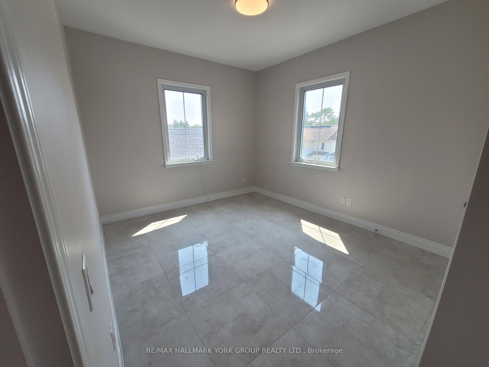 Photo 8 of Unit 308, 32 Wellington Street E, Aurora, Aurora Village — HOMEH