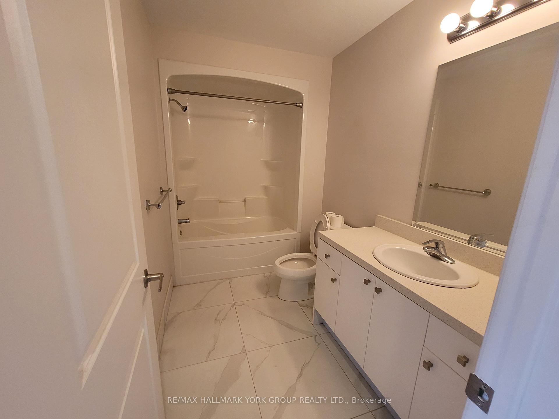 Photo 10 of Unit 308, 32 Wellington Street E, Aurora, Aurora Village — HOMEH