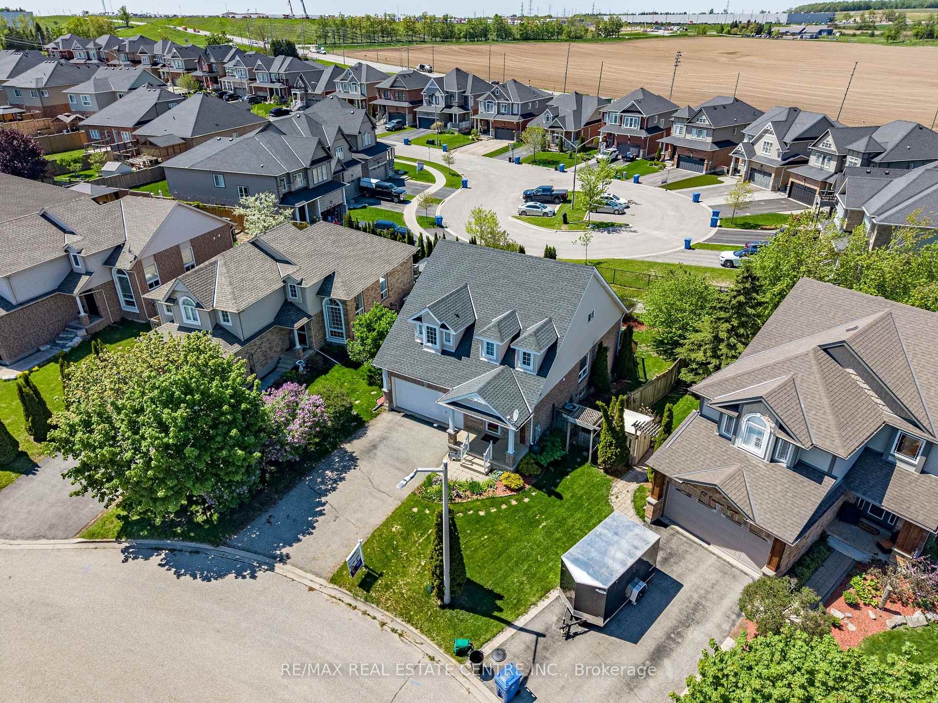 Photo 2 of 35 Cameron Court, Orangeville — HOMEH