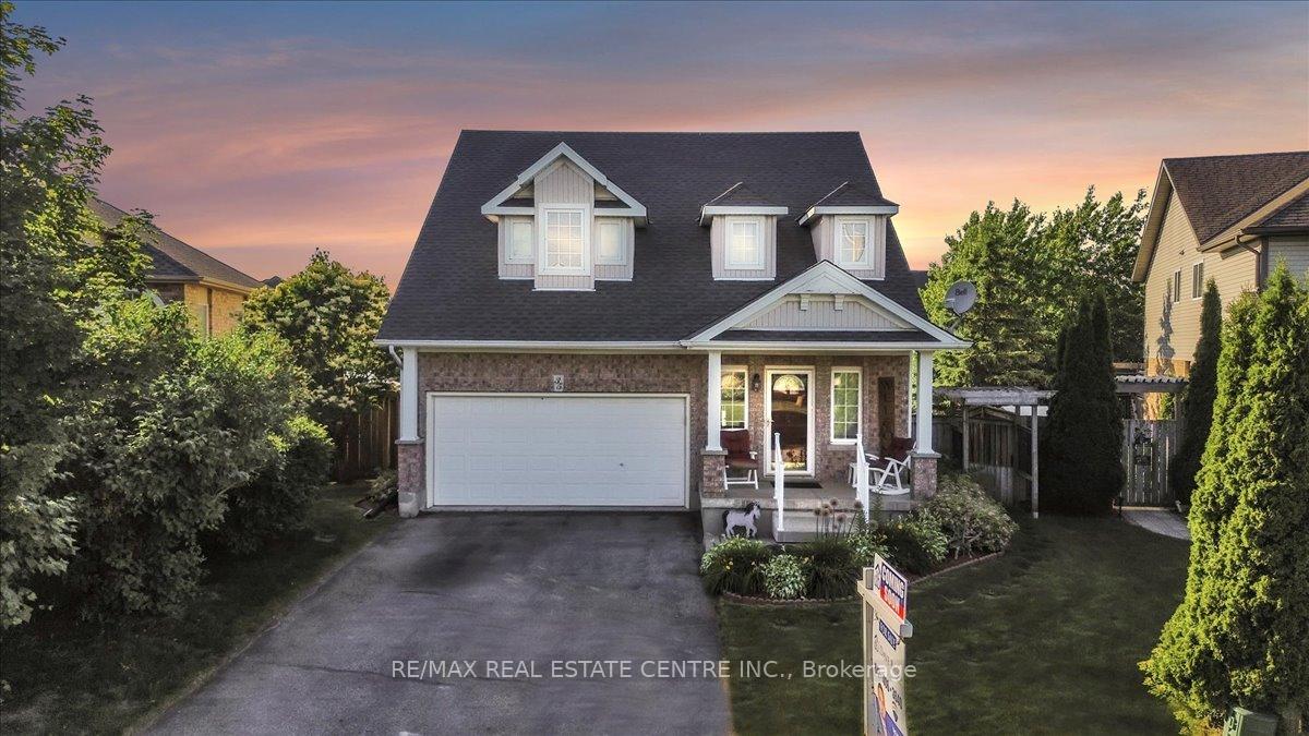 Photo 3 of 35 Cameron Court, Orangeville — HOMEH