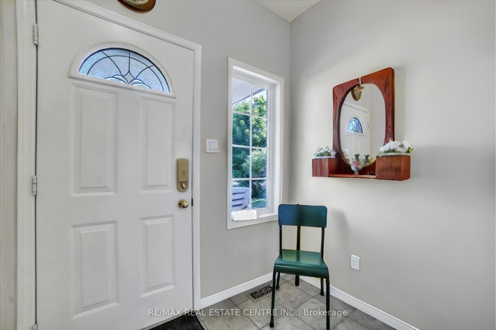 Photo 4 of 35 Cameron Court, Orangeville — HOMEH