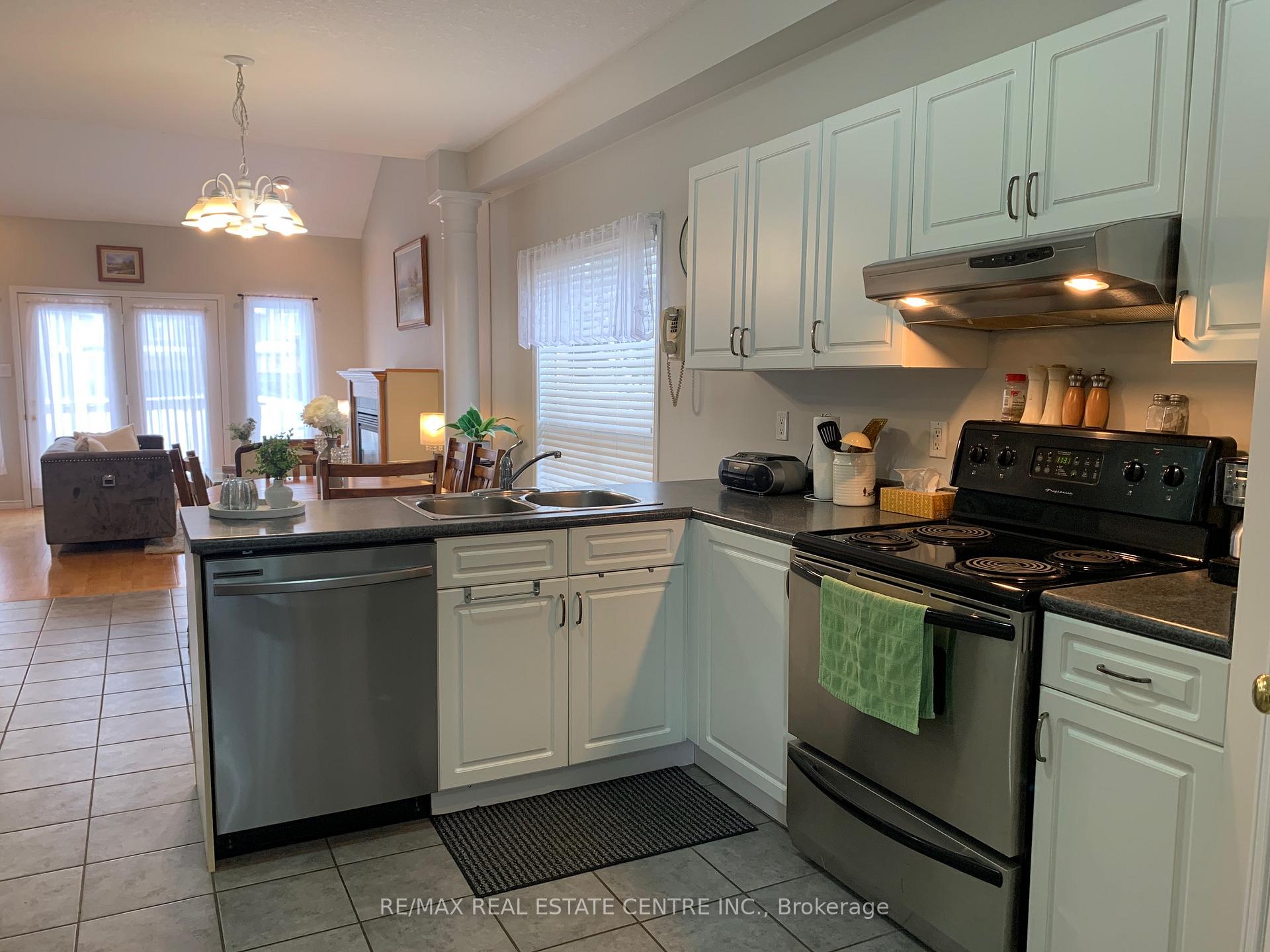 Photo 5 of 35 Cameron Court, Orangeville — HOMEH