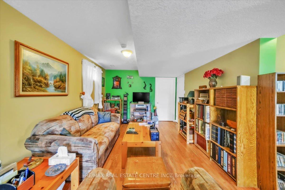 Photo 24 of 35 Cameron Court, Orangeville — HOMEH