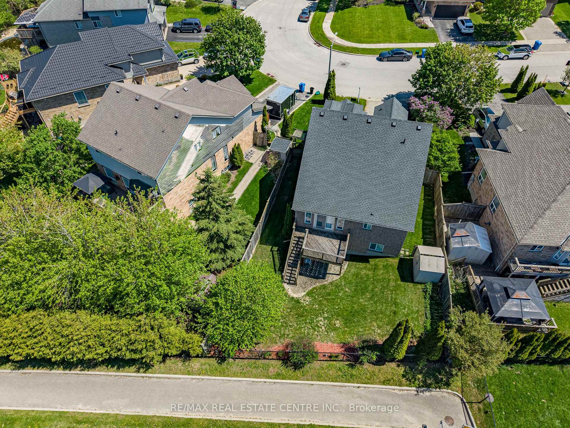 Photo 32 of 35 Cameron Court, Orangeville — HOMEH