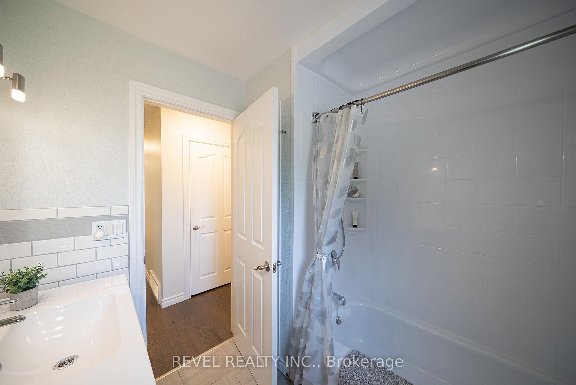 Photo 16 of 70 Berkley Crescent, Norfolk, Simcoe — HOMEH
