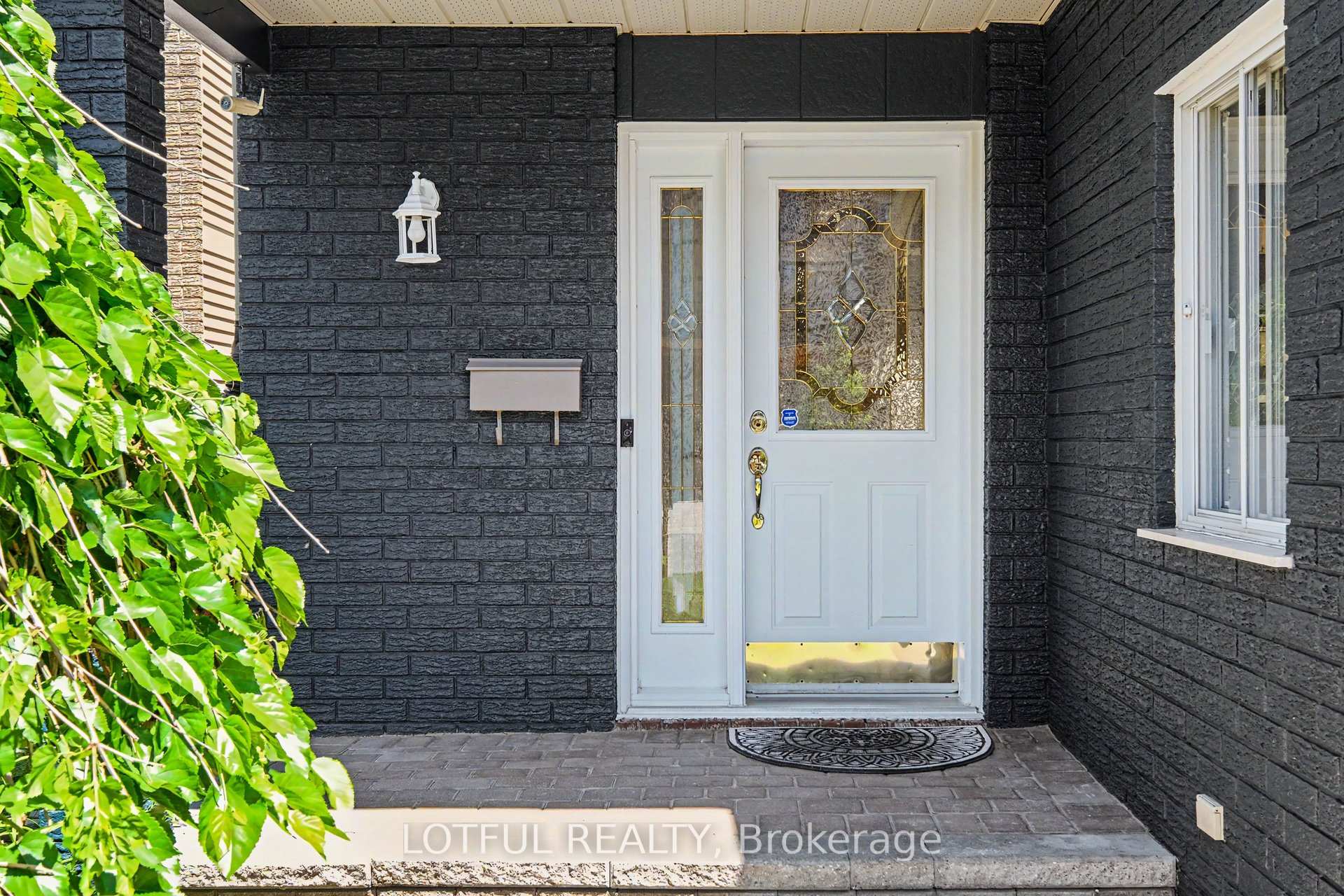 Photo 4 of 52 Fair Oaks Crescent, Ottawa, Craig Henry/Woodvale — HOMEH